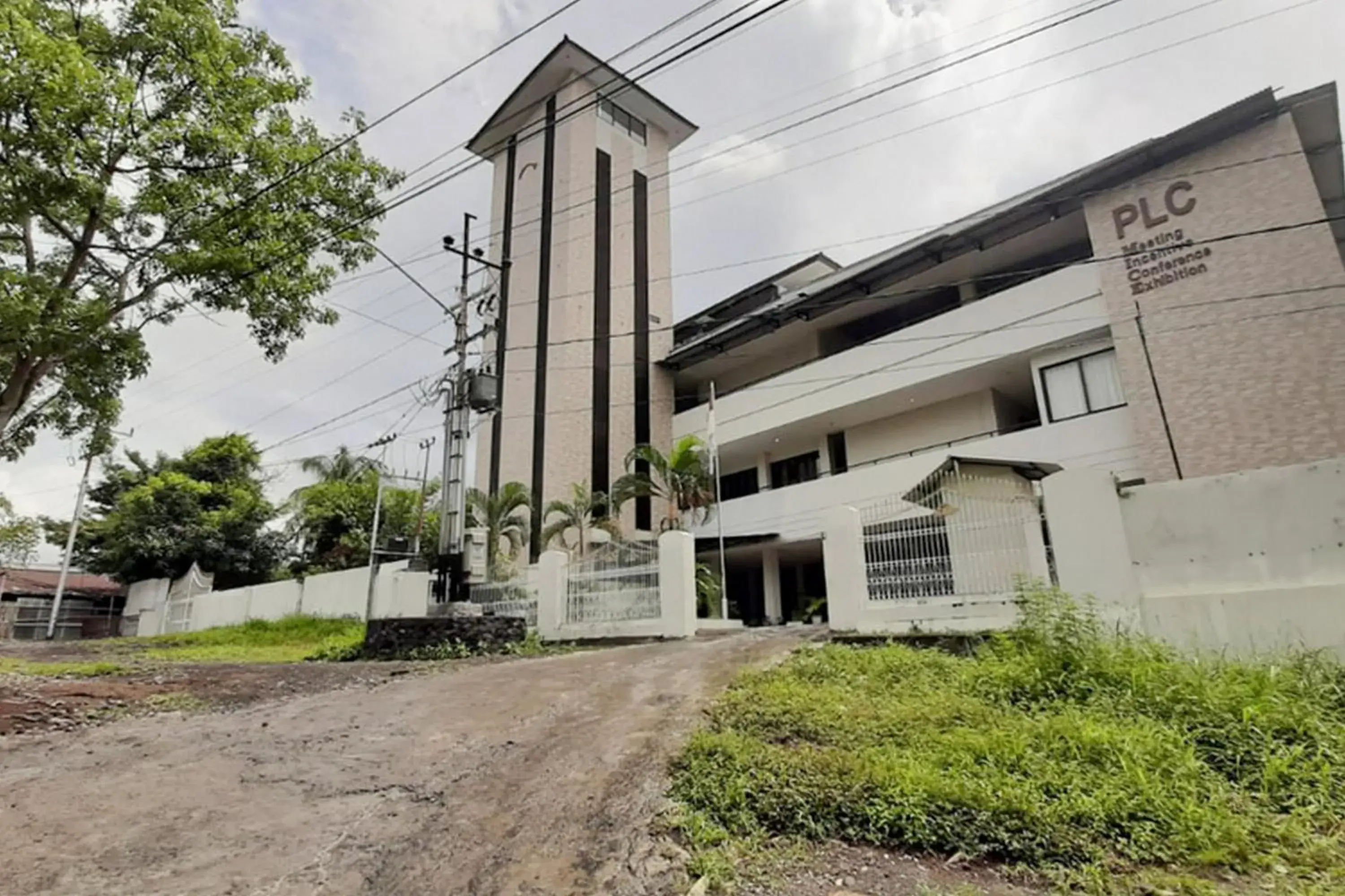 Property building in RedDoorz Plus @ Bitung City Center Property building in RedDoorz Plus @ Bitung City Center