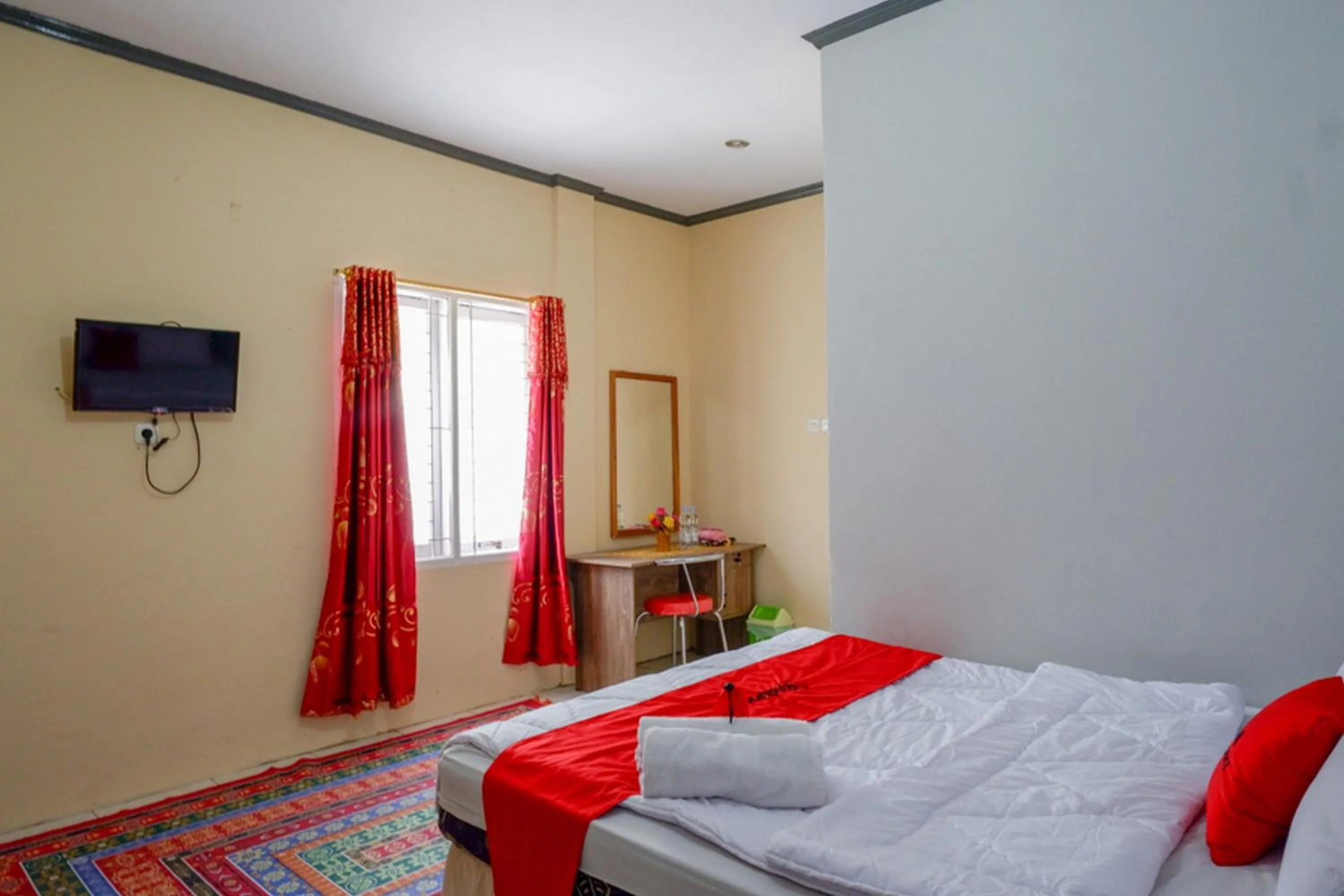 Bed in RedDoorz @ Hotel Aulia Majene