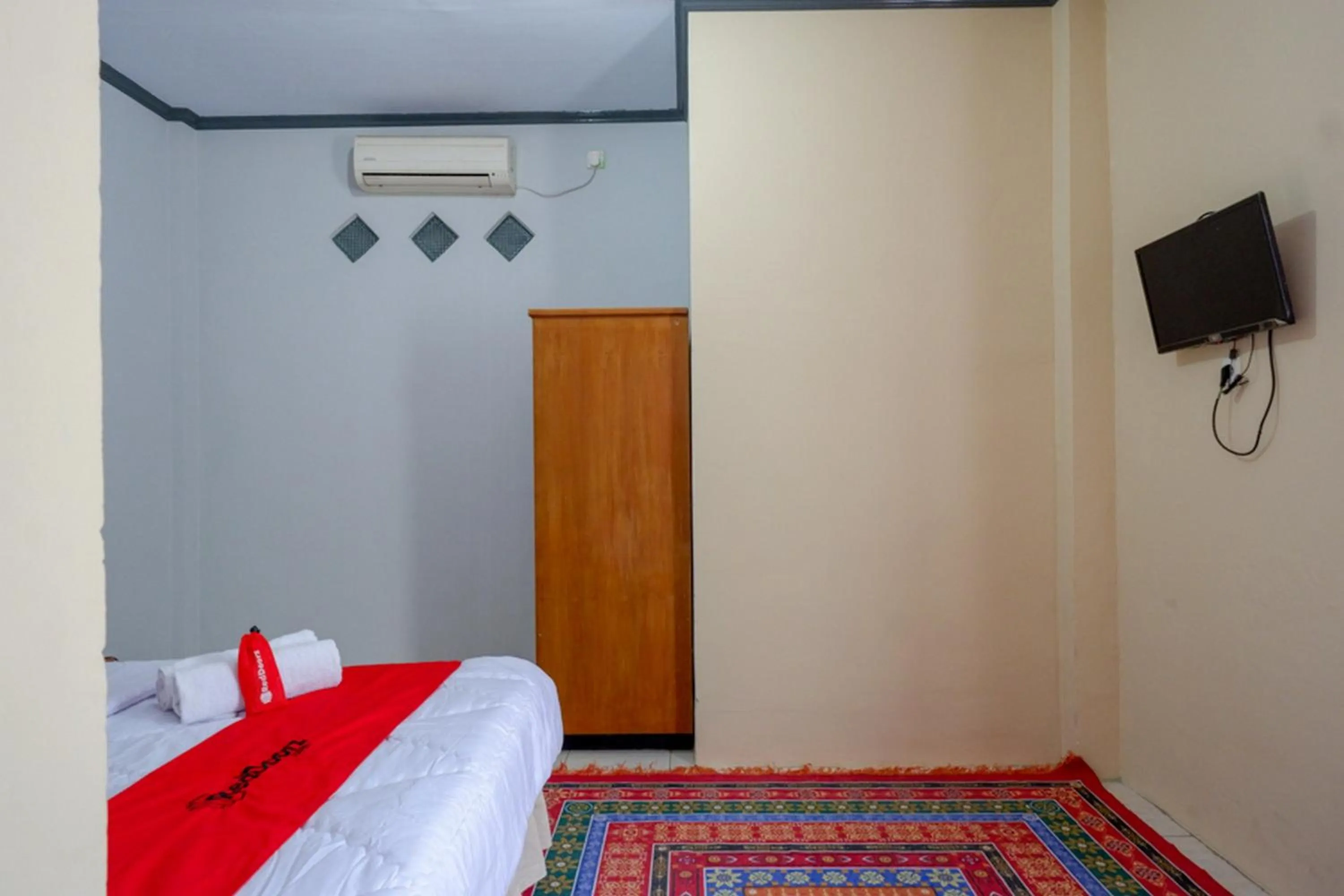 Bed in RedDoorz @ Hotel Aulia Majene