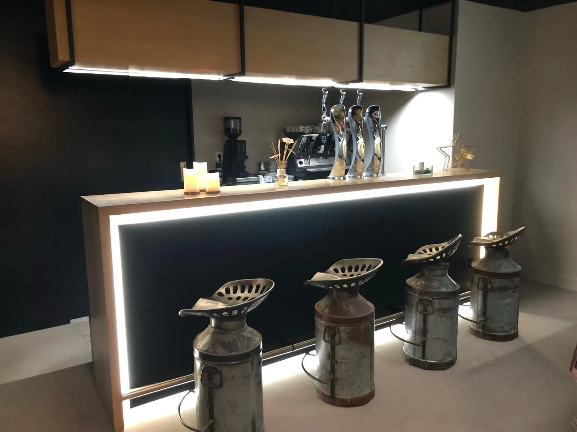 Lounge or bar in The Originals Boutique Hôtel Spa Beuzeville Honfleur Sud