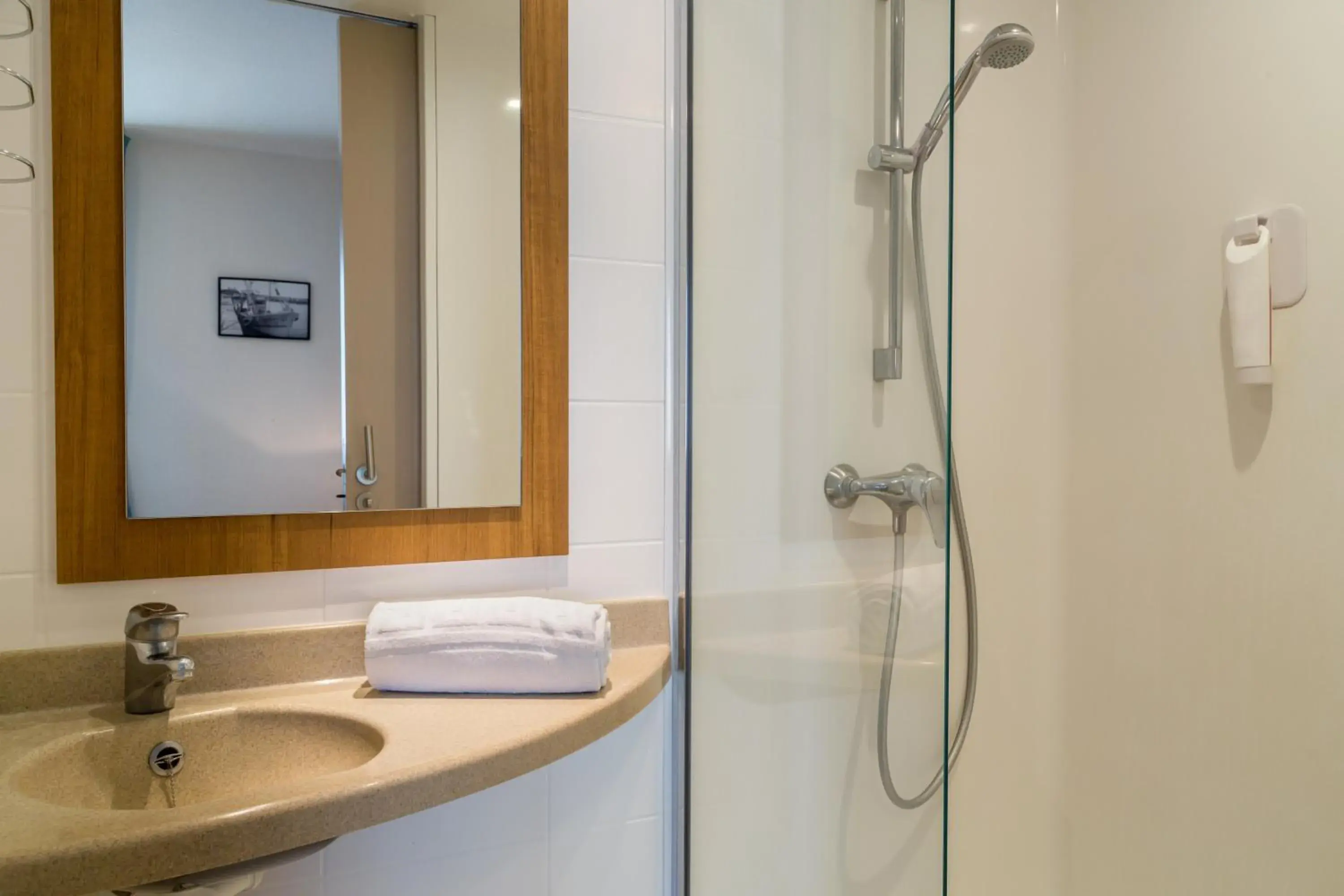 Bathroom in The Originals Boutique Hôtel Spa Beuzeville Honfleur Sud Bathroom in The Originals Boutique Hôtel Spa Beuzeville Honfleur Sud