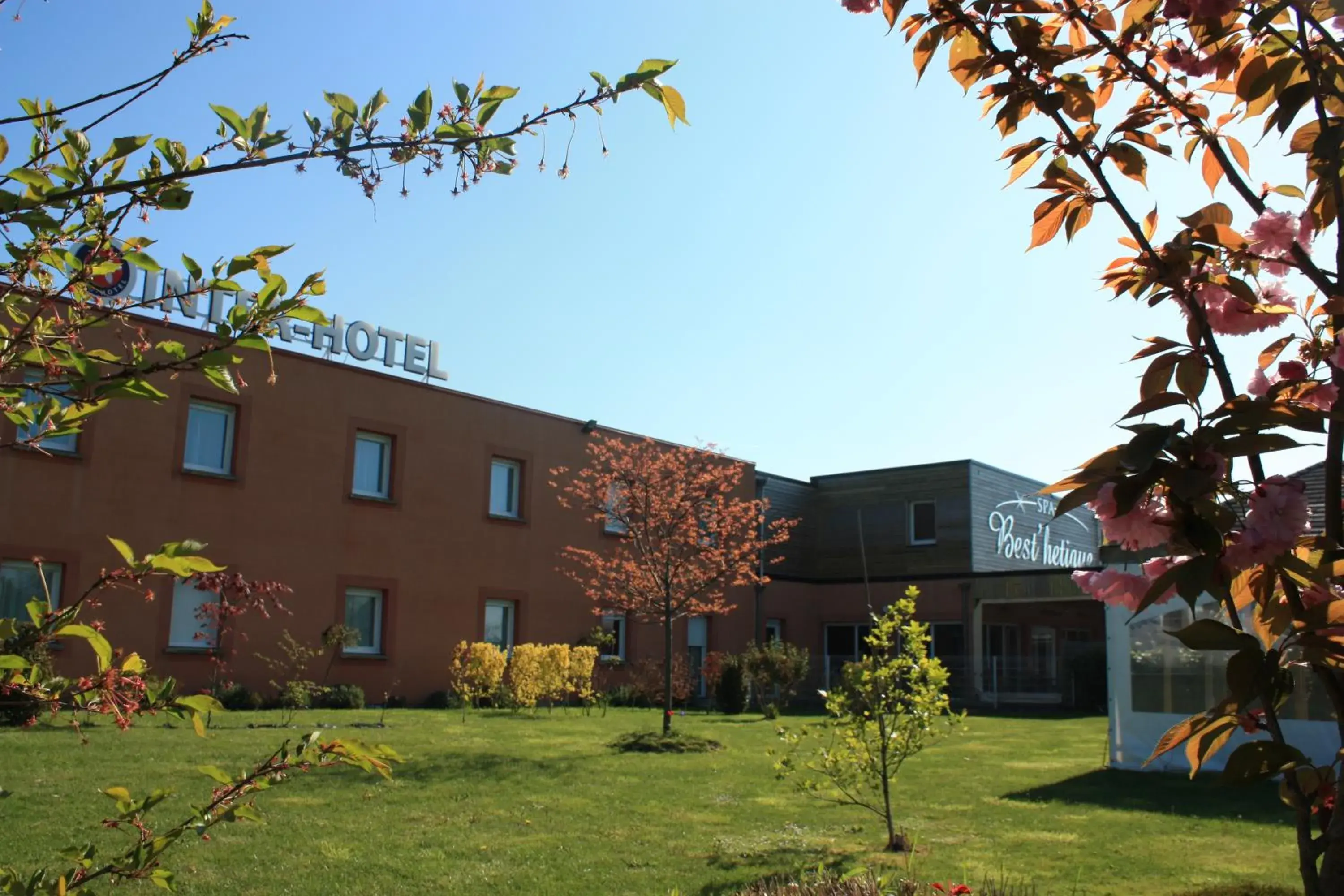 Facade/entrance in The Originals Boutique Hôtel Spa Beuzeville Honfleur Sud Facade/entrance in The Originals Boutique Hôtel Spa Beuzeville Honfleur Sud