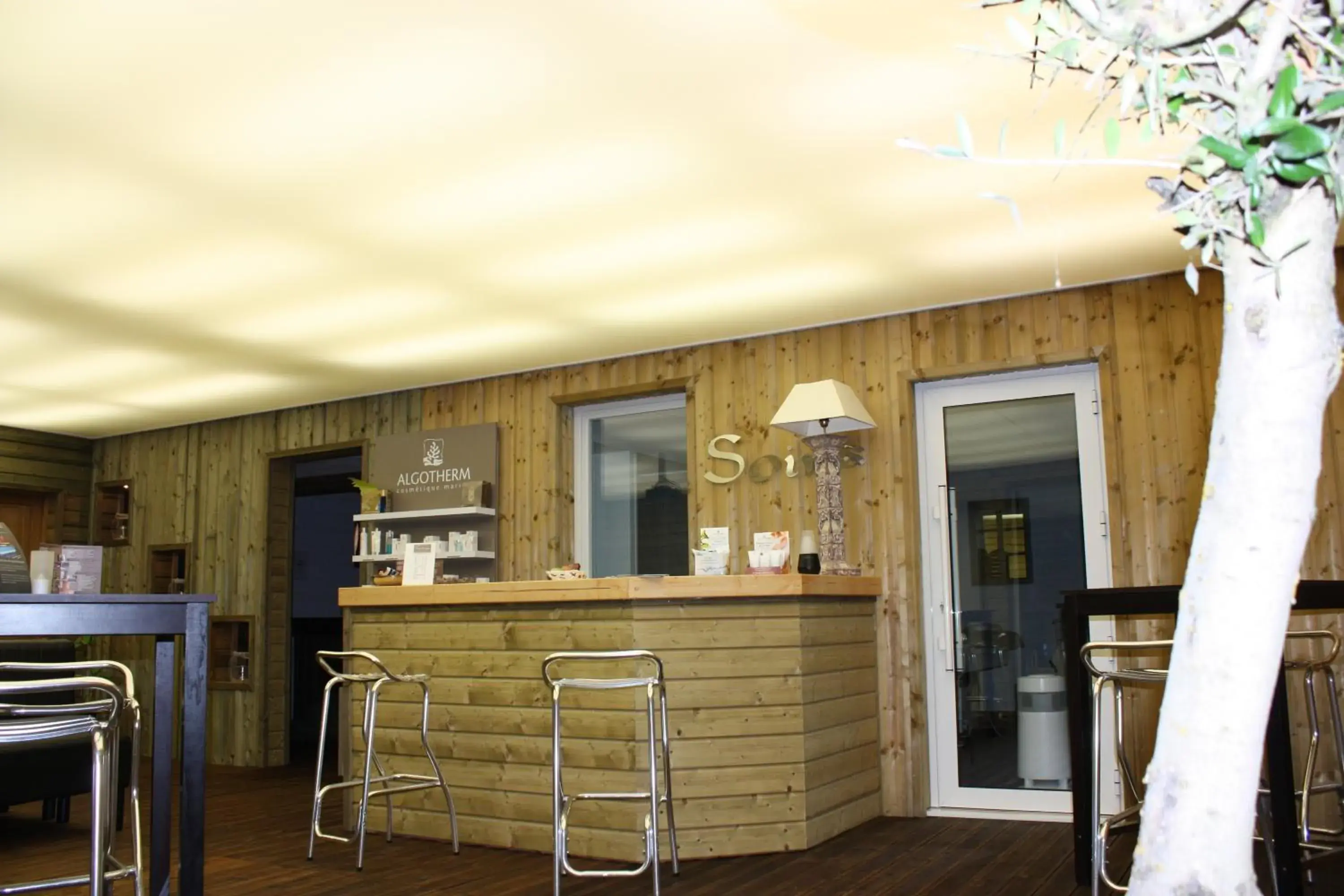 Lobby or reception in The Originals Boutique Hôtel Spa Beuzeville Honfleur Sud Lobby or reception in The Originals Boutique Hôtel Spa Beuzeville Honfleur Sud