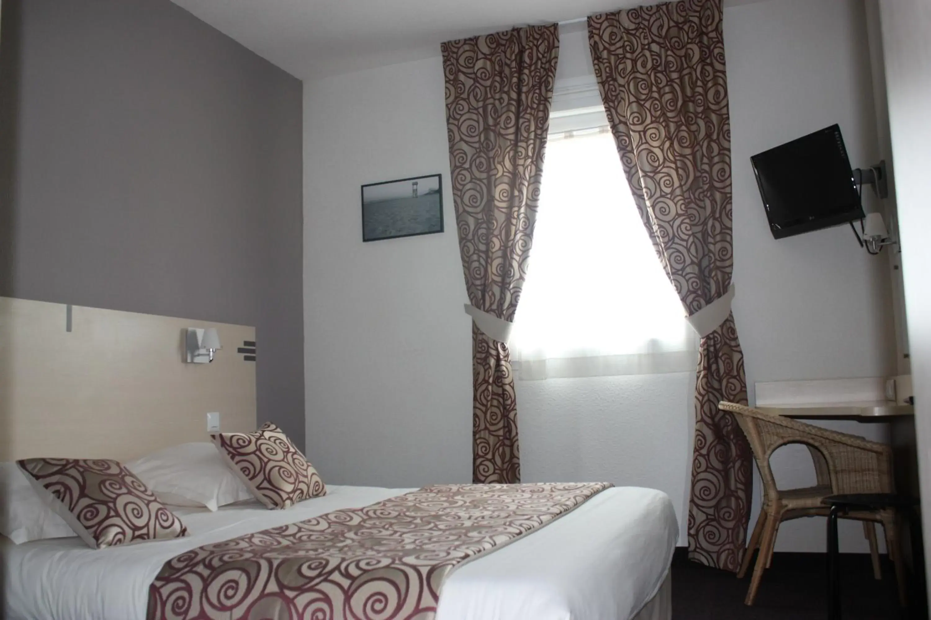 TV and multimedia, Bed in The Originals Boutique Hôtel Spa Beuzeville Honfleur Sud TV and multimedia, Bed in The Originals Boutique Hôtel Spa Beuzeville Honfleur Sud