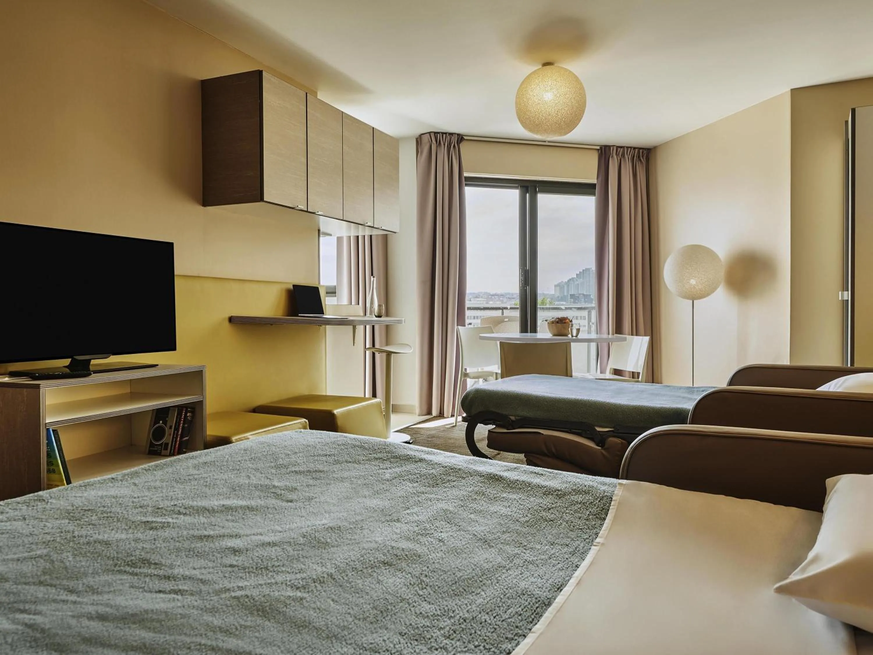 Bedroom, Bed in AppartHotel Mercure Paris Boulogne