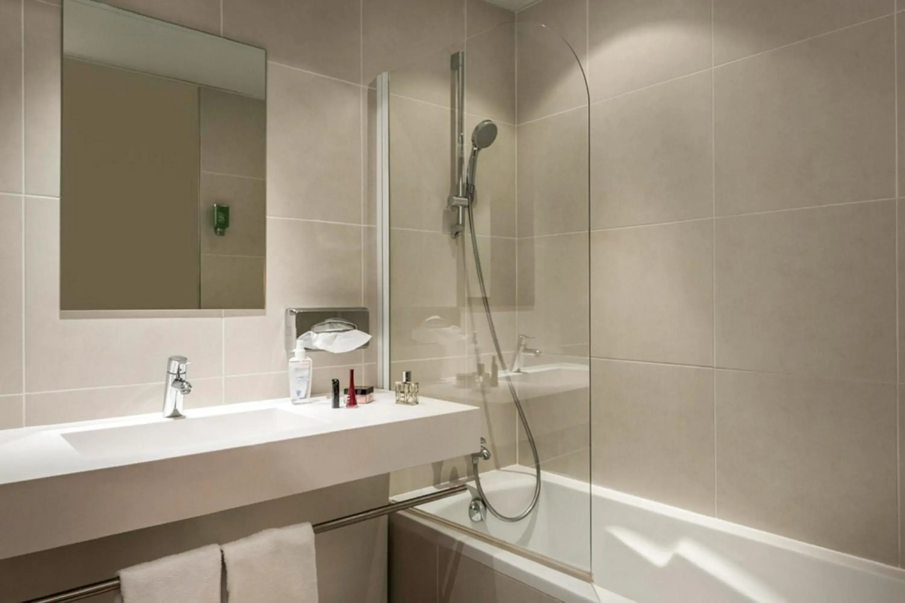 Bathroom in AppartHotel Mercure Paris Boulogne Bathroom in AppartHotel Mercure Paris Boulogne
