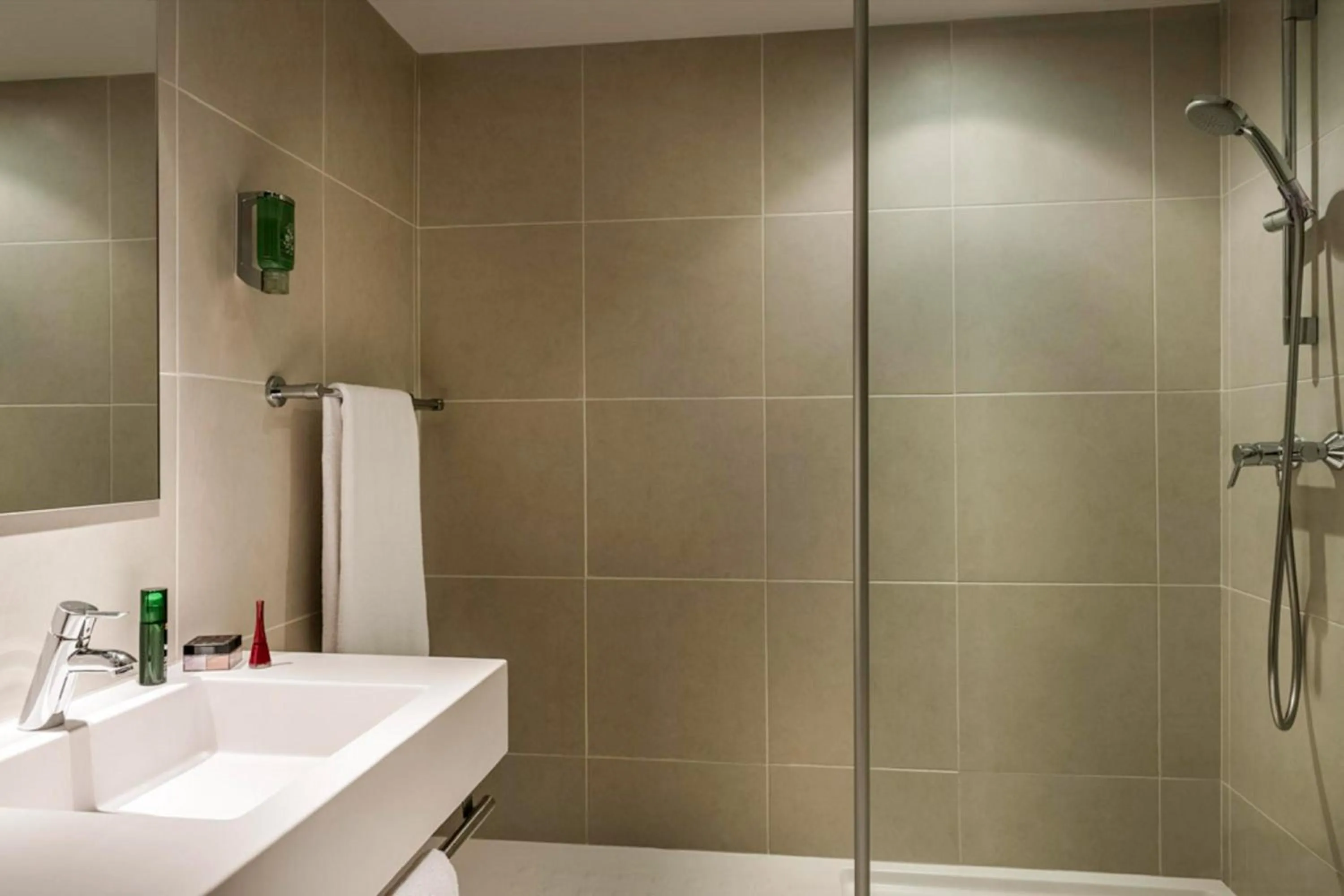 Shower in AppartHotel Mercure Paris Boulogne