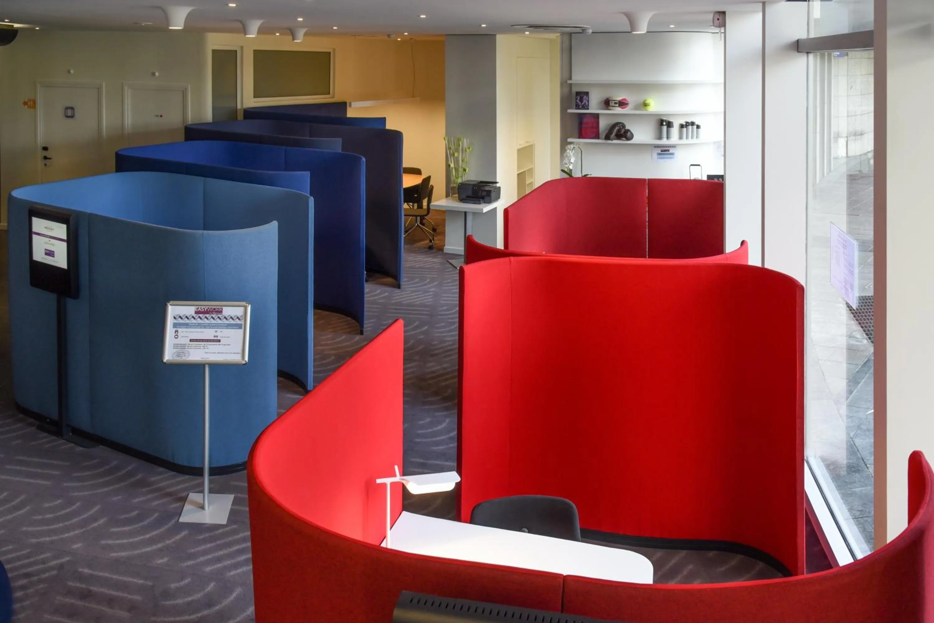 Lobby or reception in AppartHotel Mercure Paris Boulogne