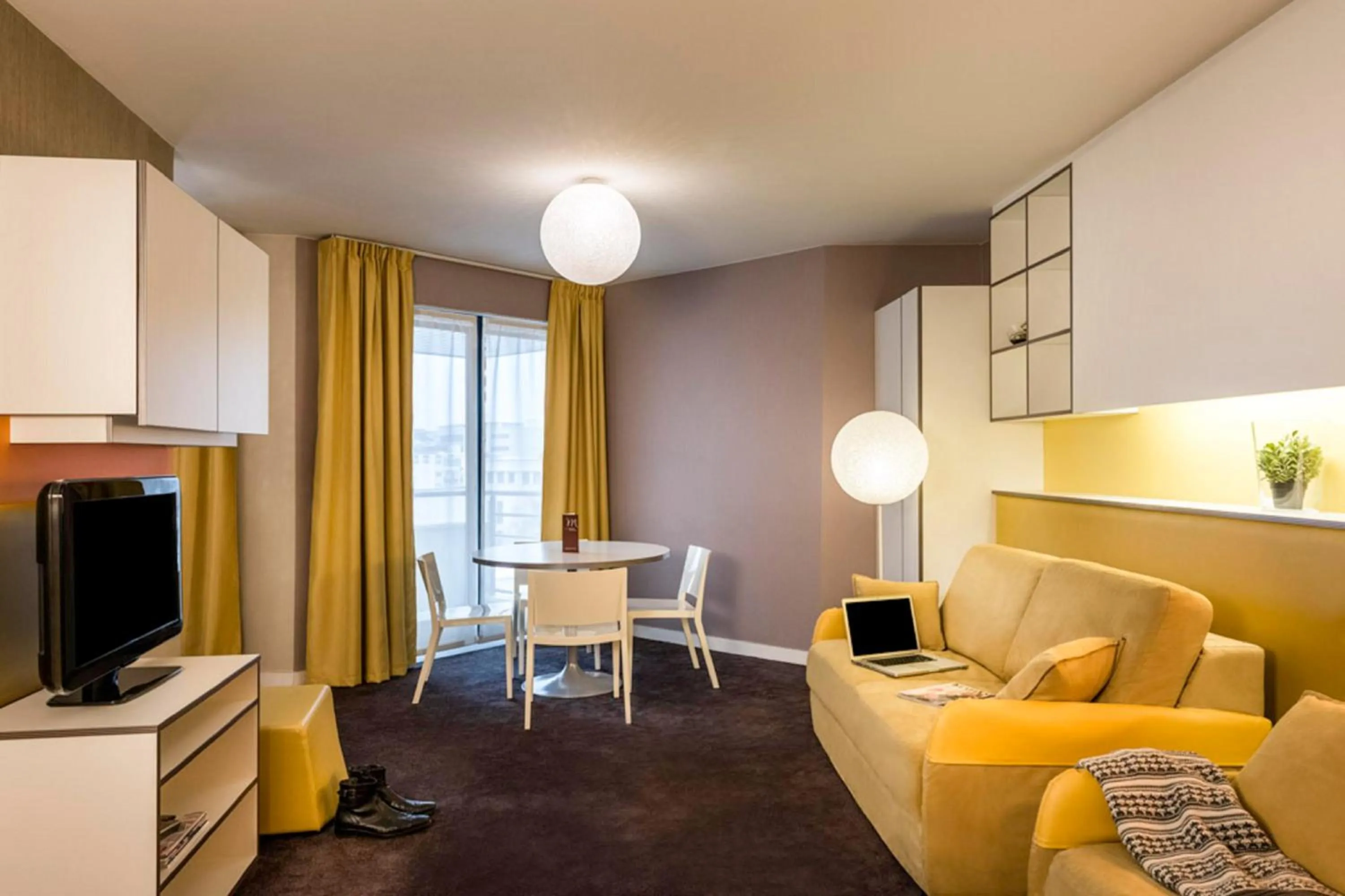 TV and multimedia in AppartHotel Mercure Paris Boulogne
