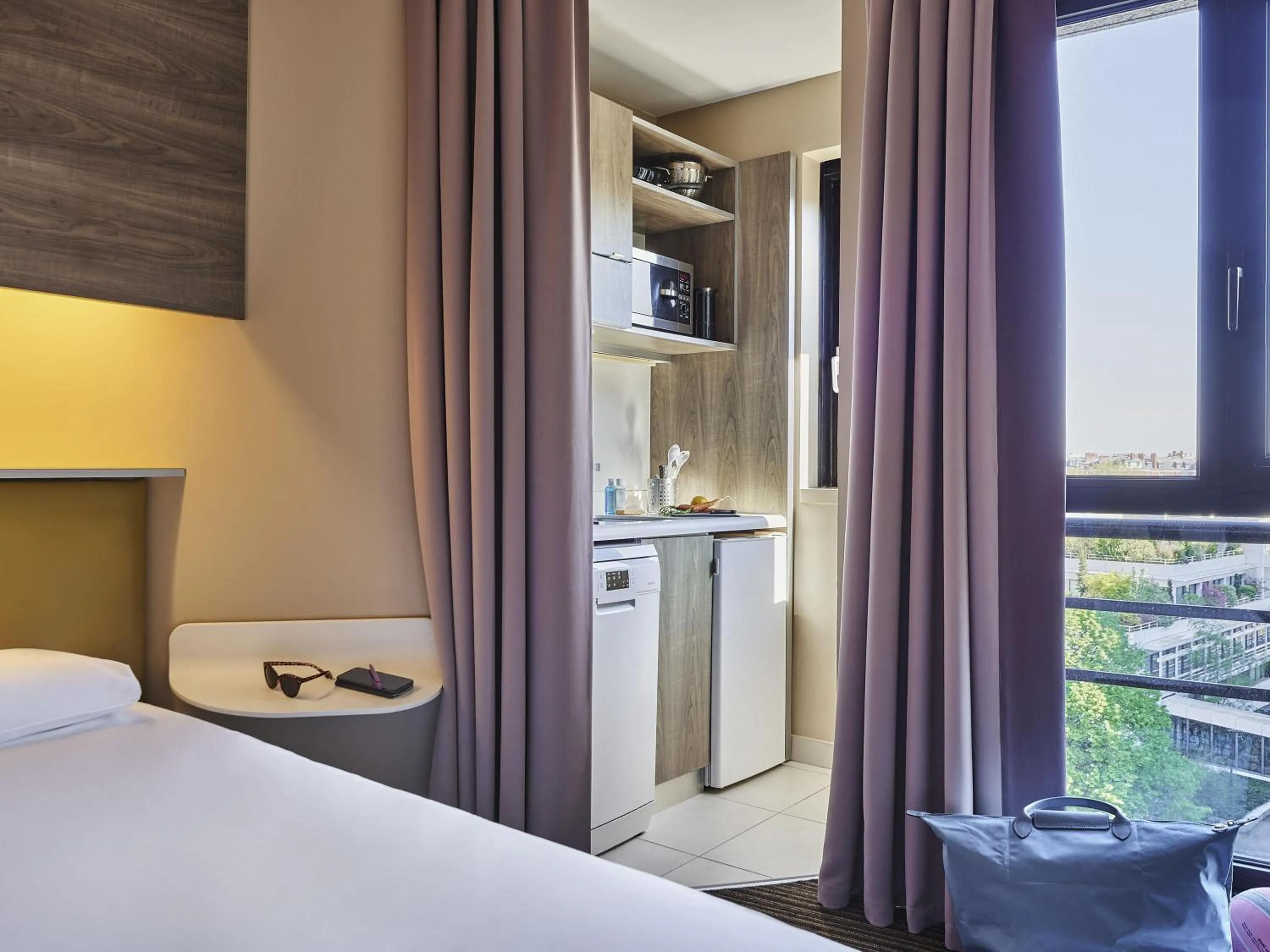 Bedroom, Bed in AppartHotel Mercure Paris Boulogne