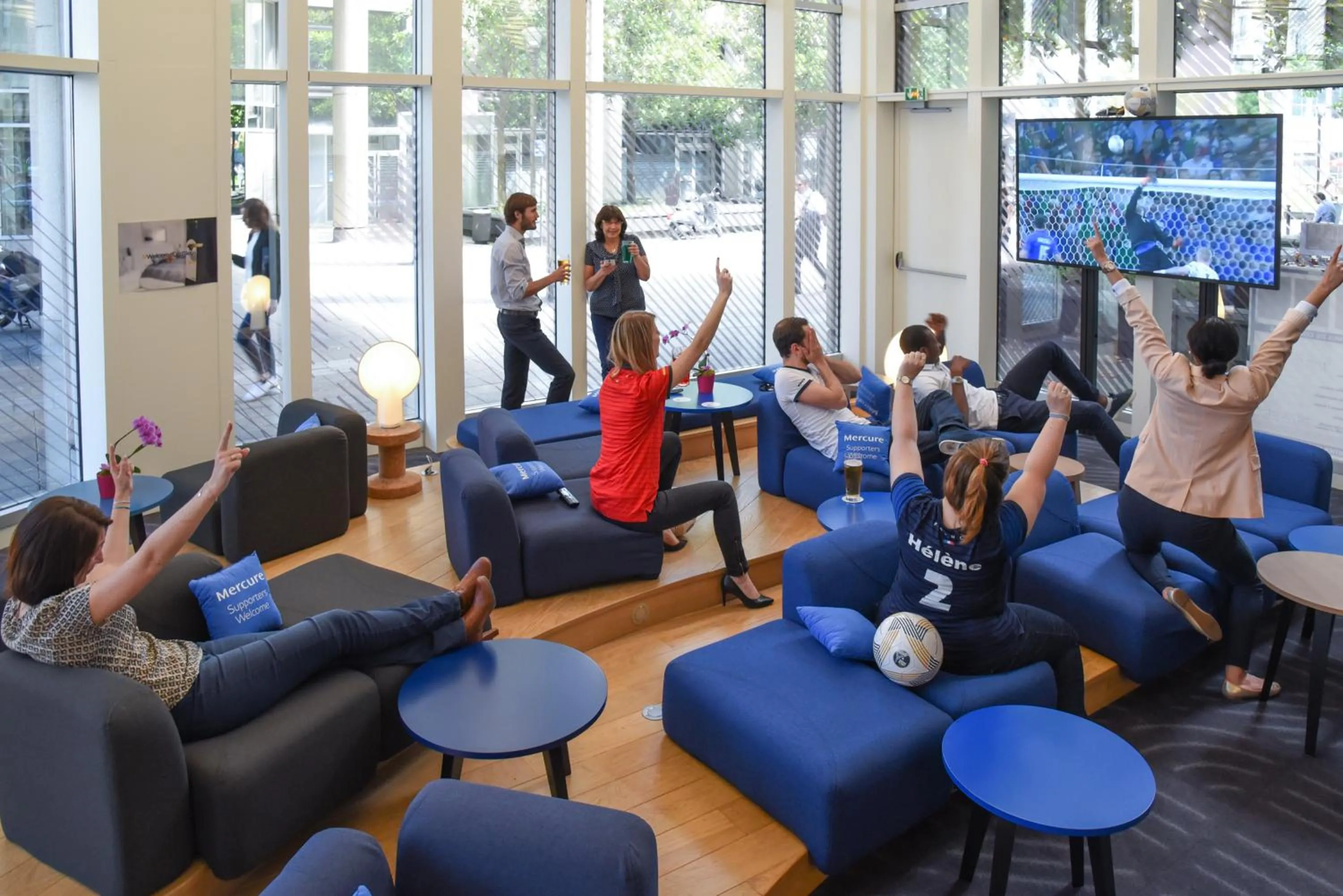 Communal lounge/ TV room in AppartHotel Mercure Paris Boulogne