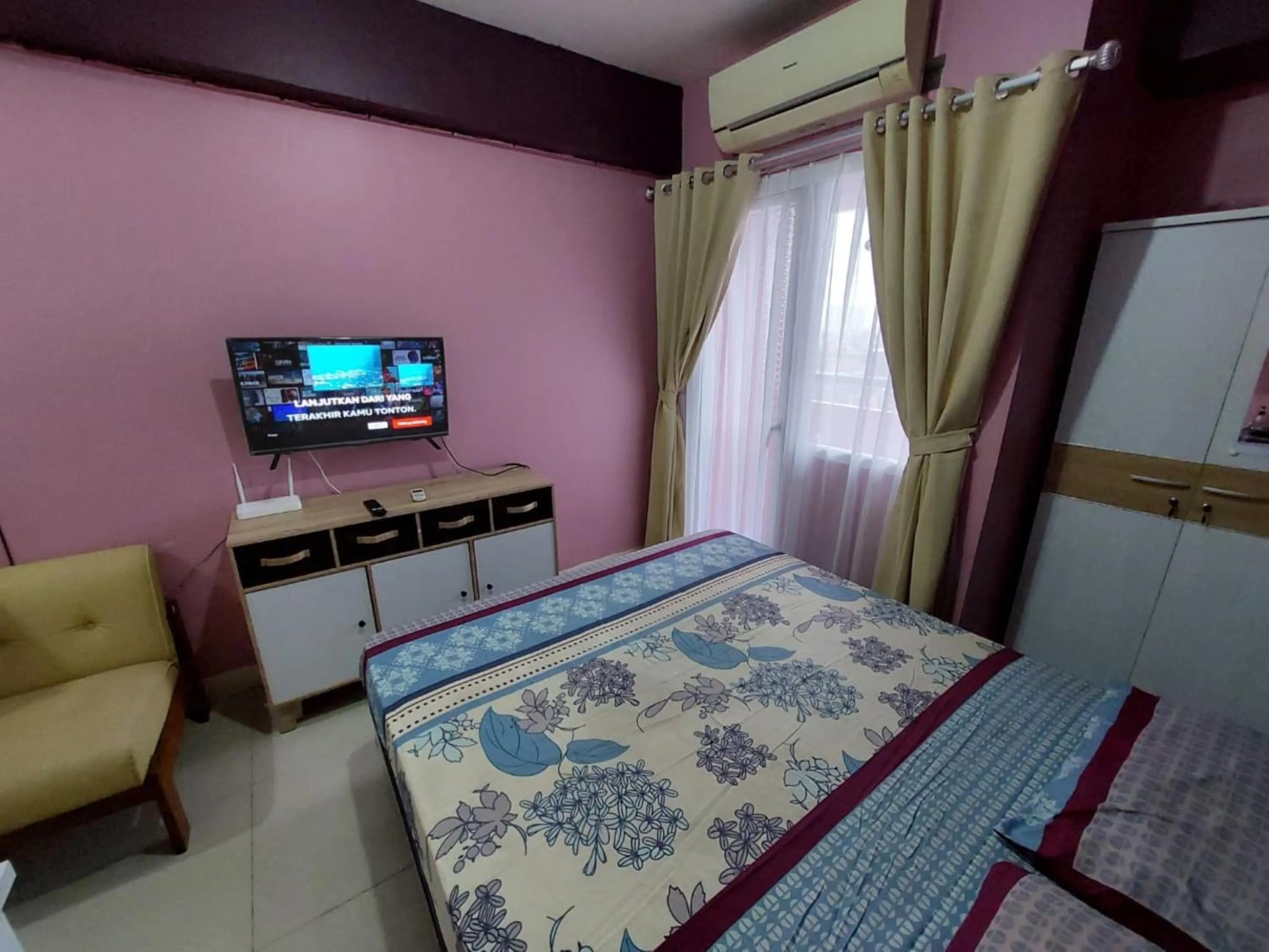 Photo of the whole room in Green Pramuka Apartement By Vici