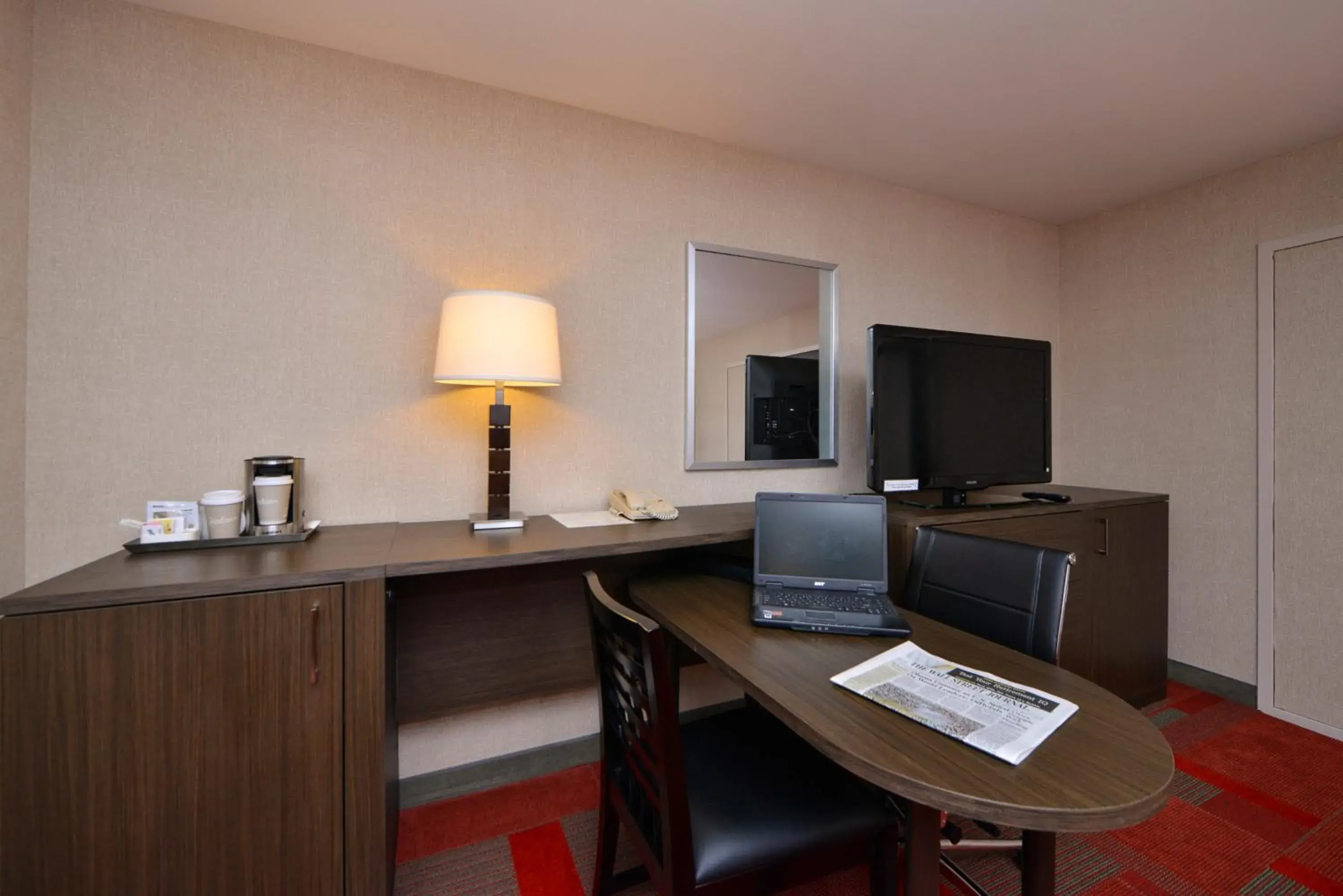 Seating area, TV/Entertainment Center in Radisson Hotel Madison