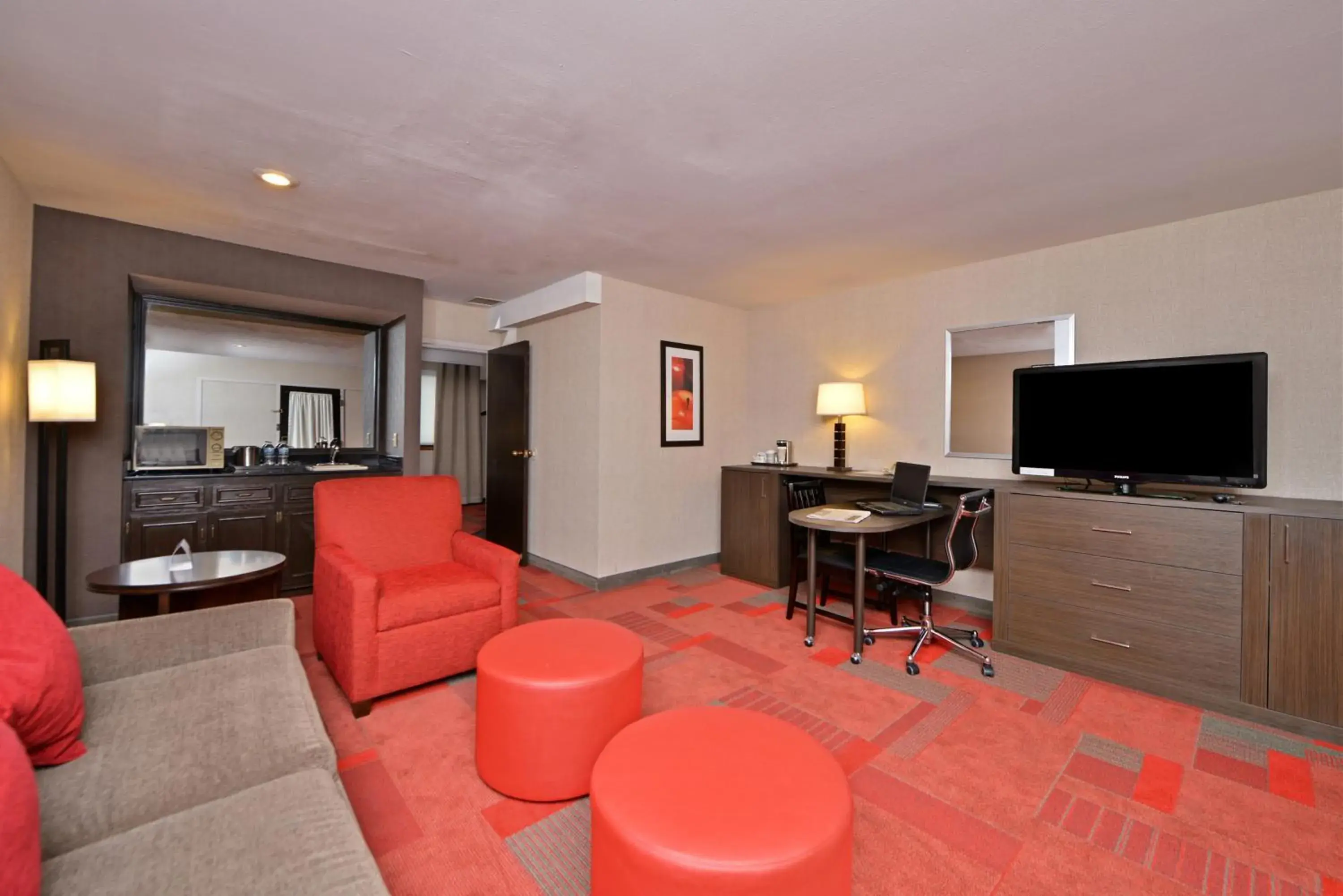 Living room, TV/Entertainment Center in Radisson Hotel Madison