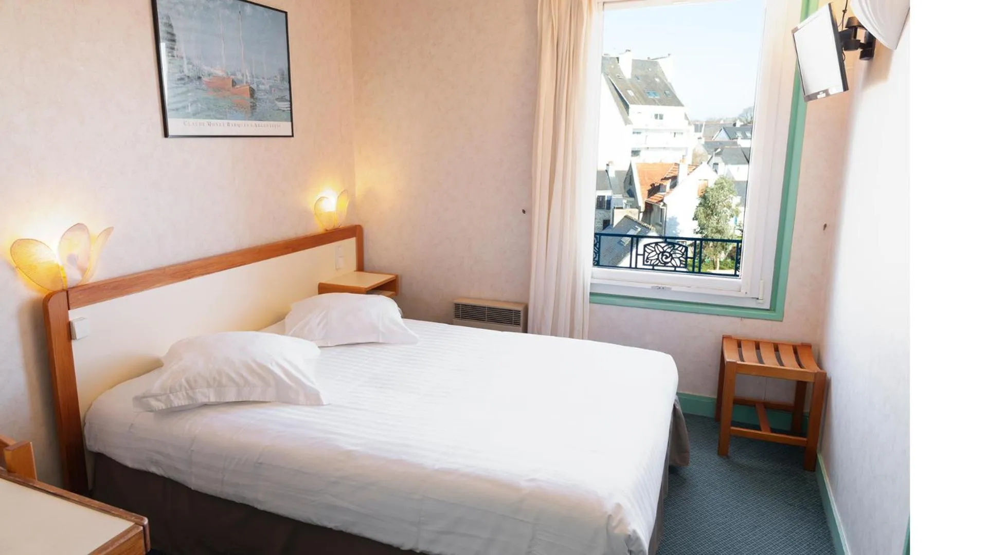 Bed in Les Bains de Mer Riviera Bretonne