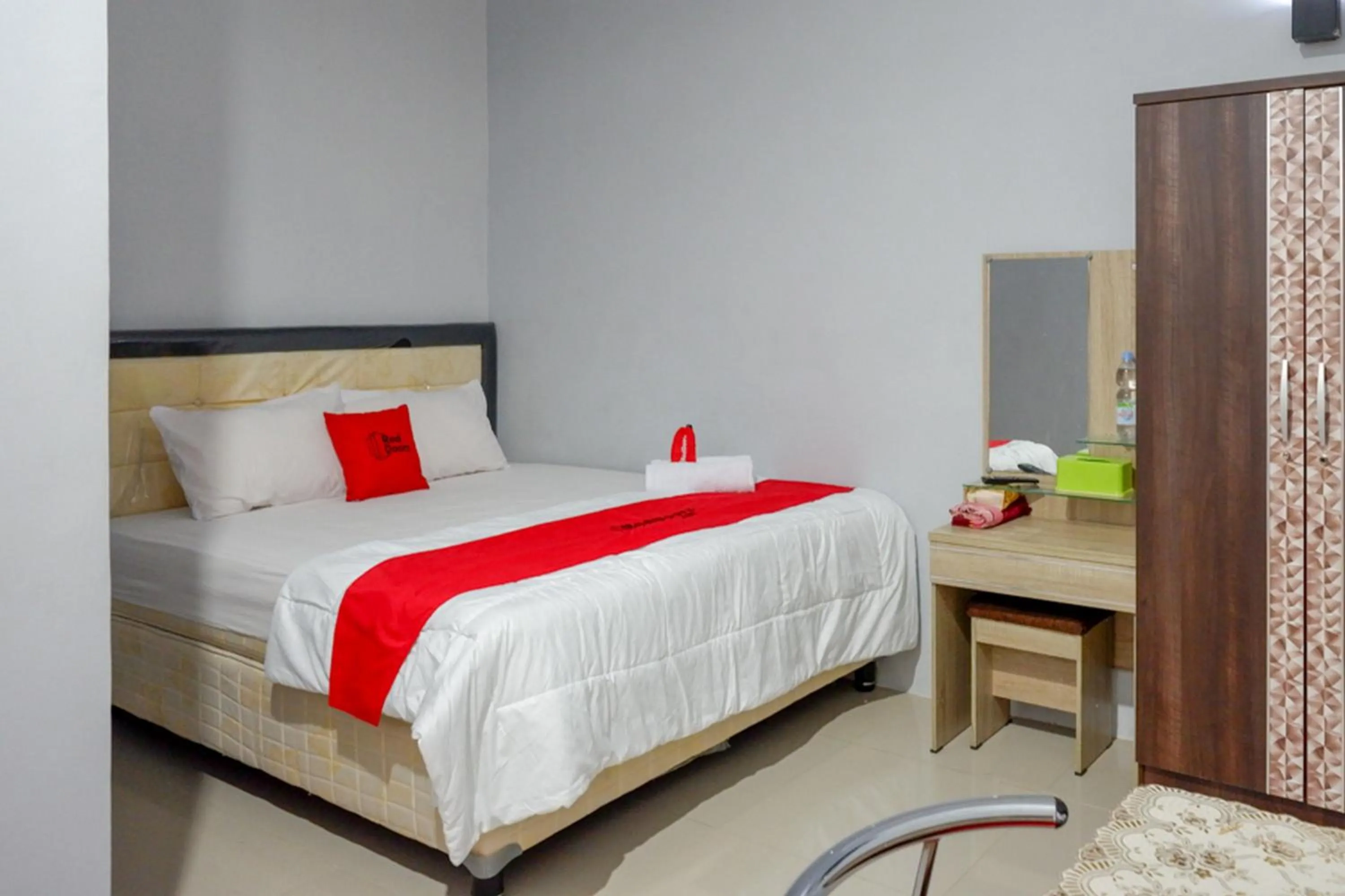 Bed in RedDoorz @ Hotel Grand Aulia Majene