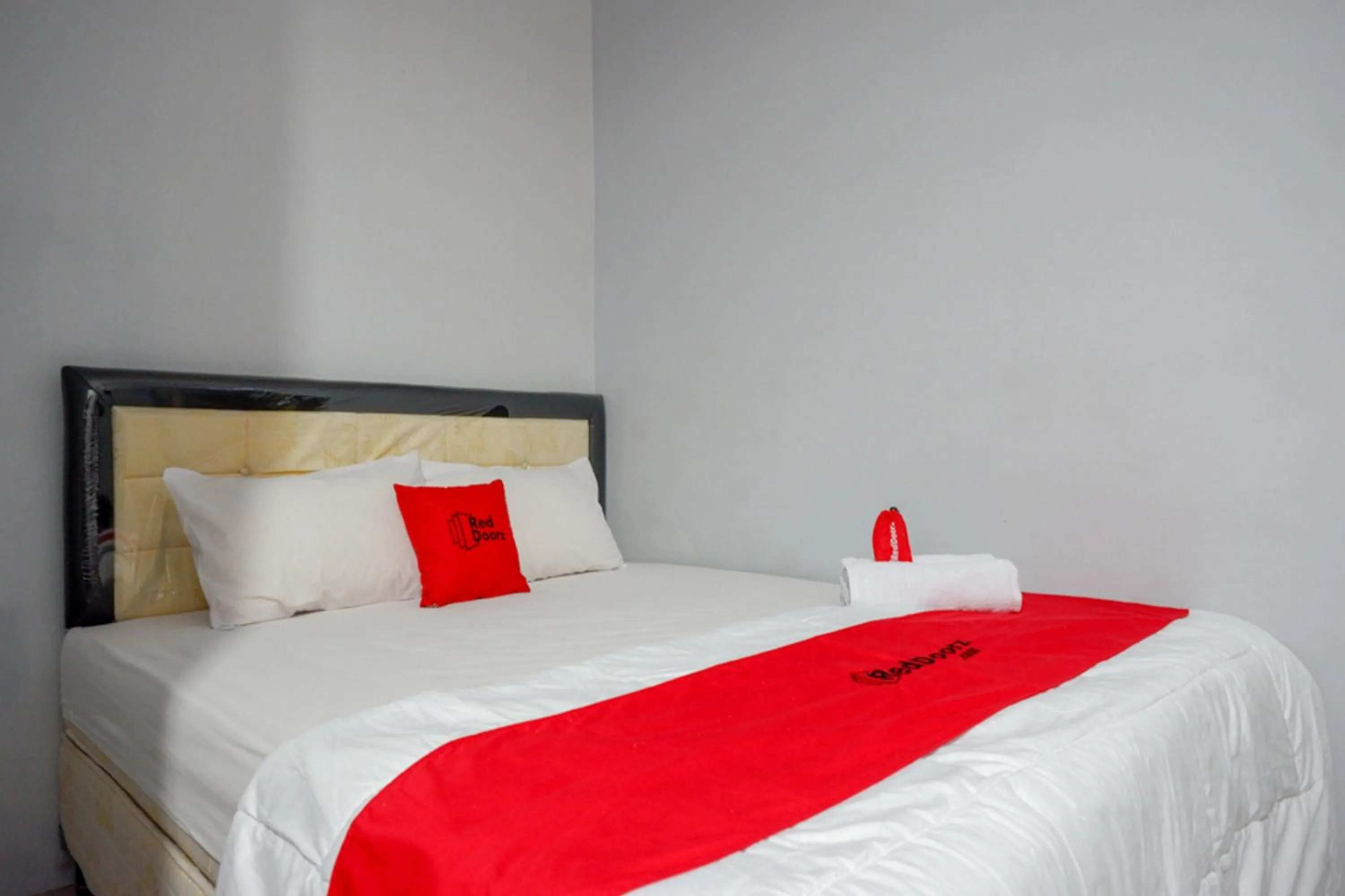 Bed in RedDoorz @ Hotel Grand Aulia Majene