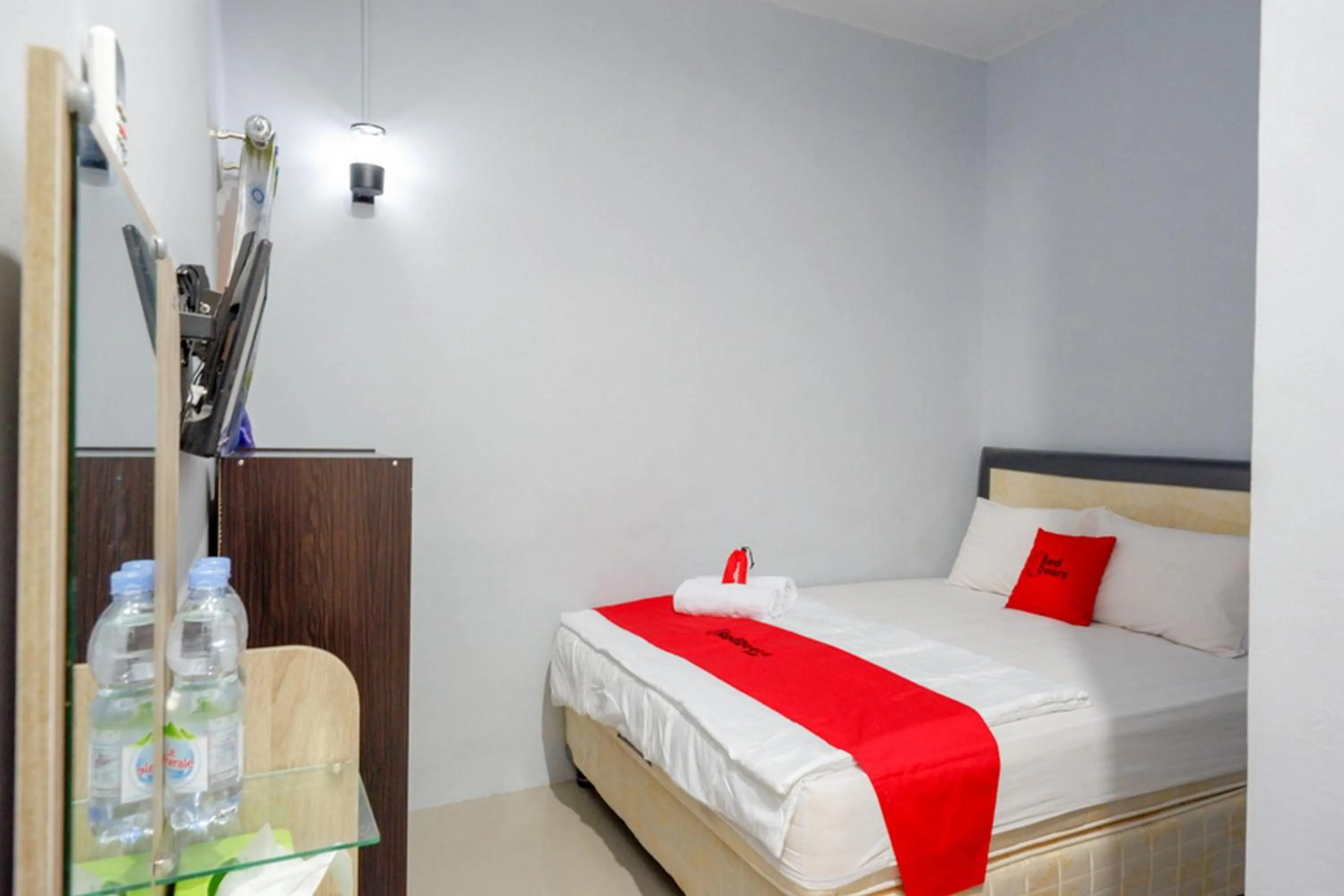 Bed in RedDoorz @ Hotel Grand Aulia Majene