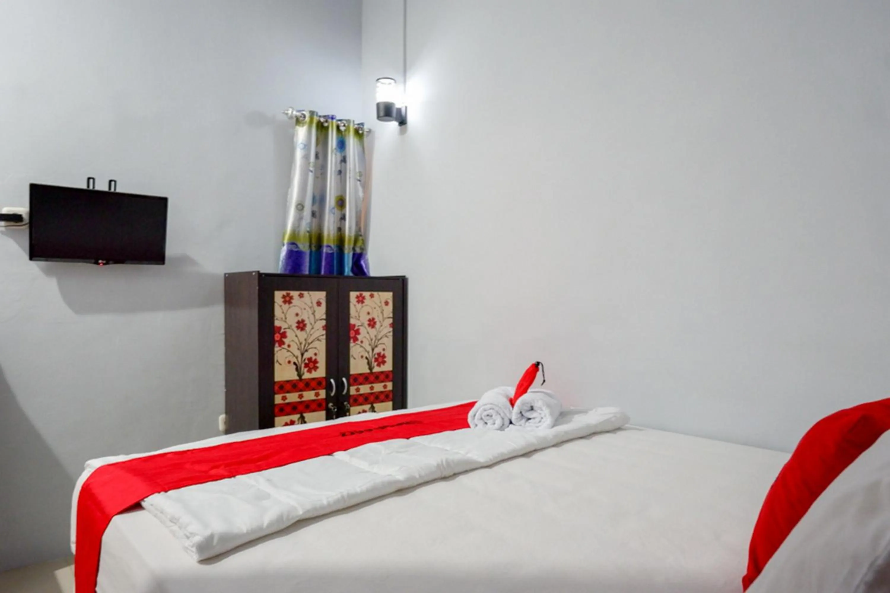 Bed in RedDoorz @ Hotel Grand Aulia Majene