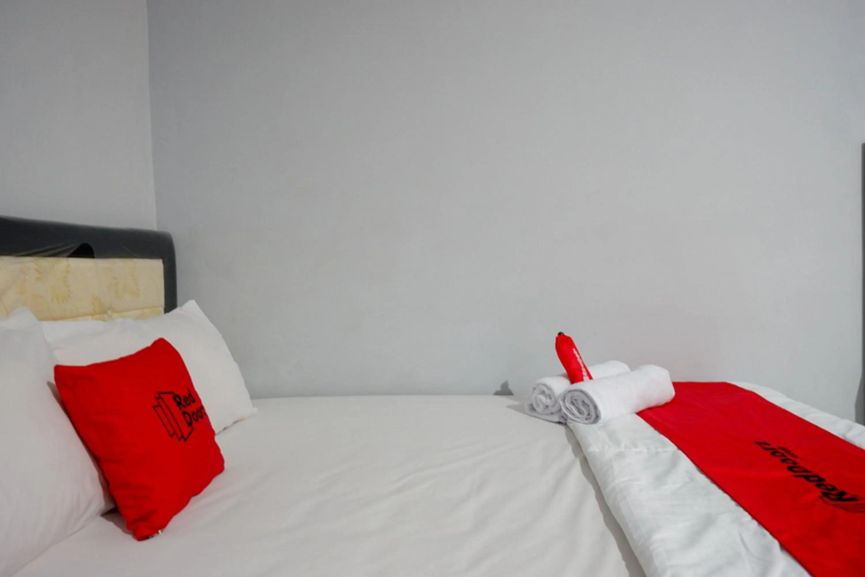 Bed in RedDoorz @ Hotel Grand Aulia Majene