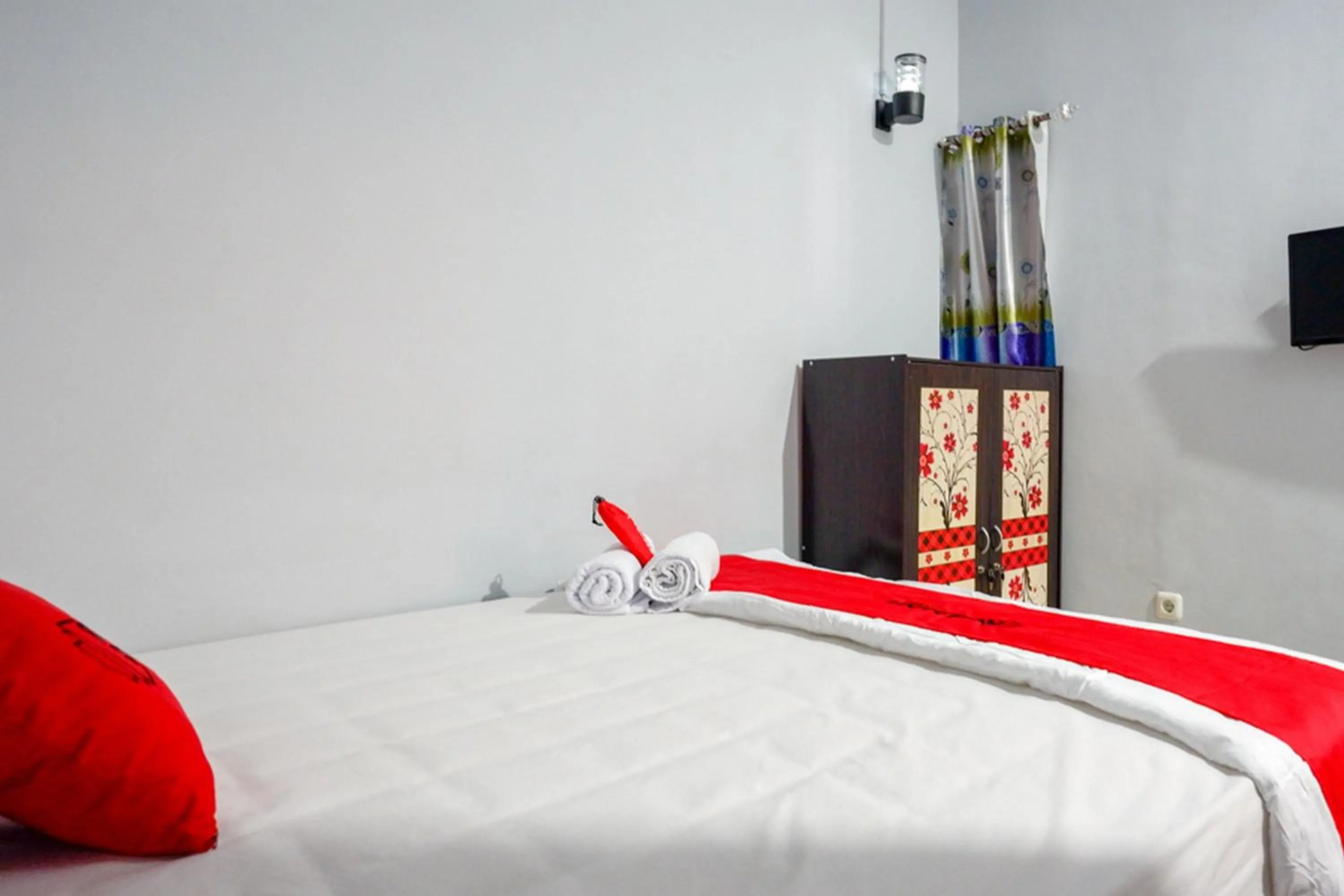 Bed in RedDoorz @ Hotel Grand Aulia Majene