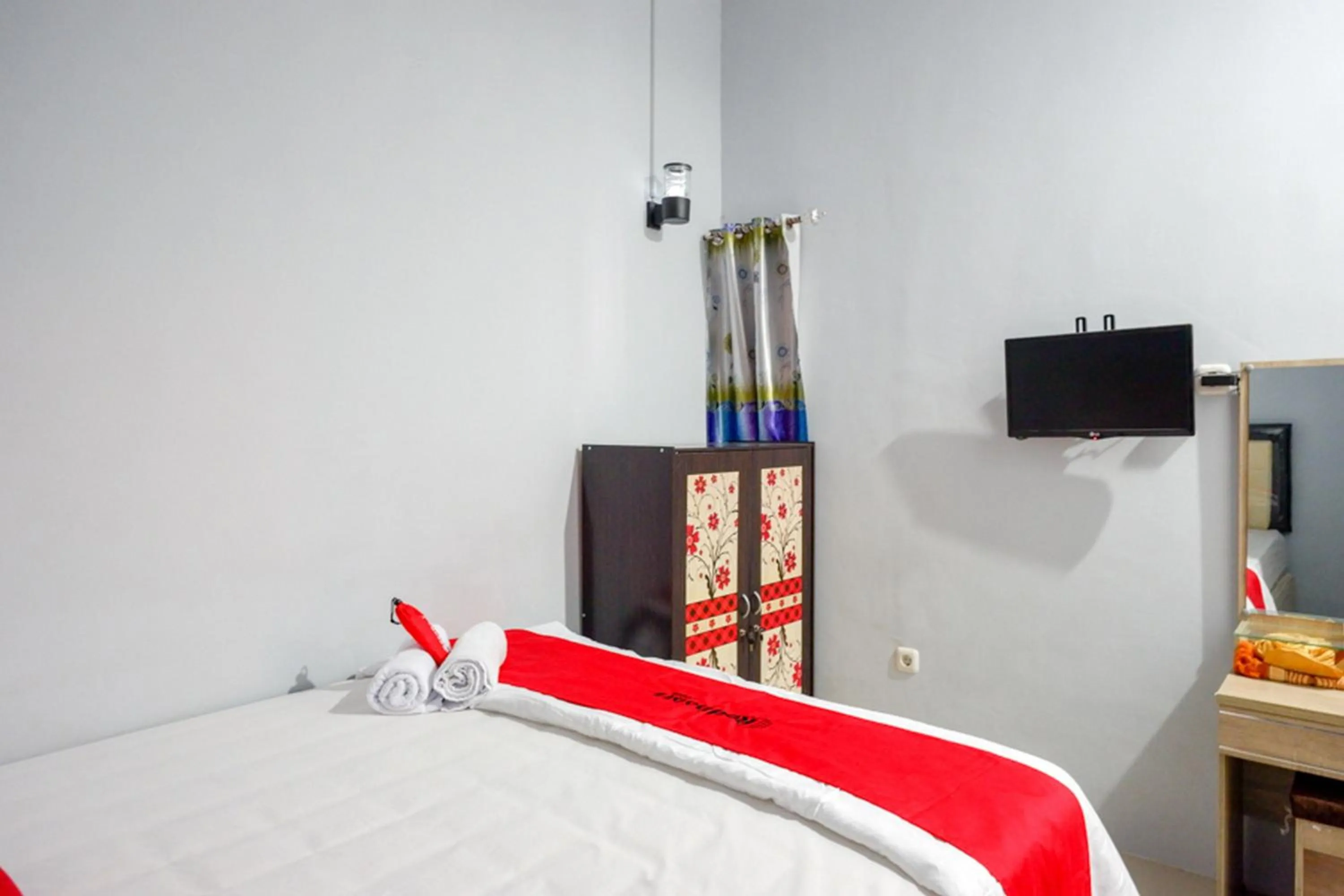 Bed in RedDoorz @ Hotel Grand Aulia Majene