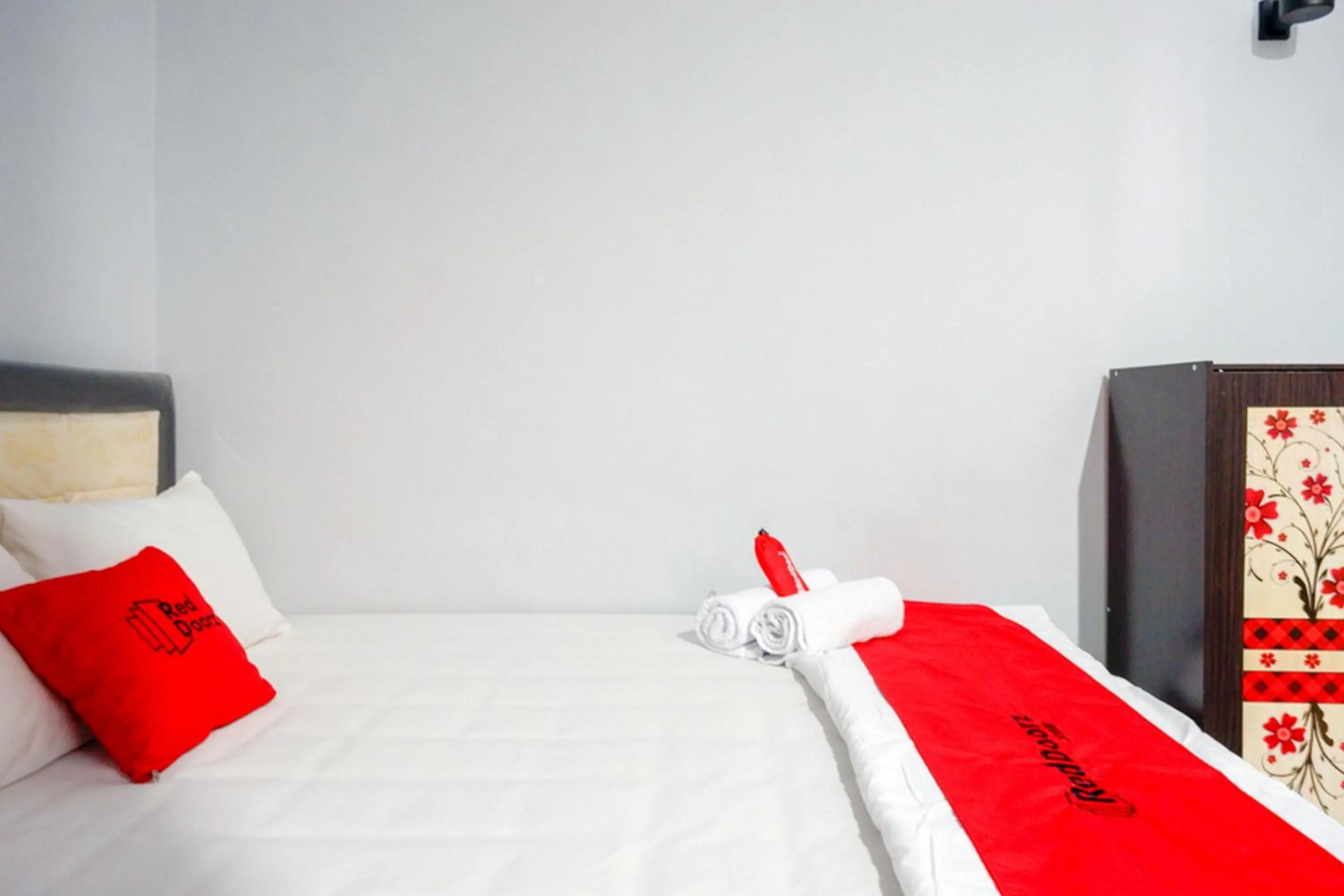 Bed in RedDoorz @ Hotel Grand Aulia Majene