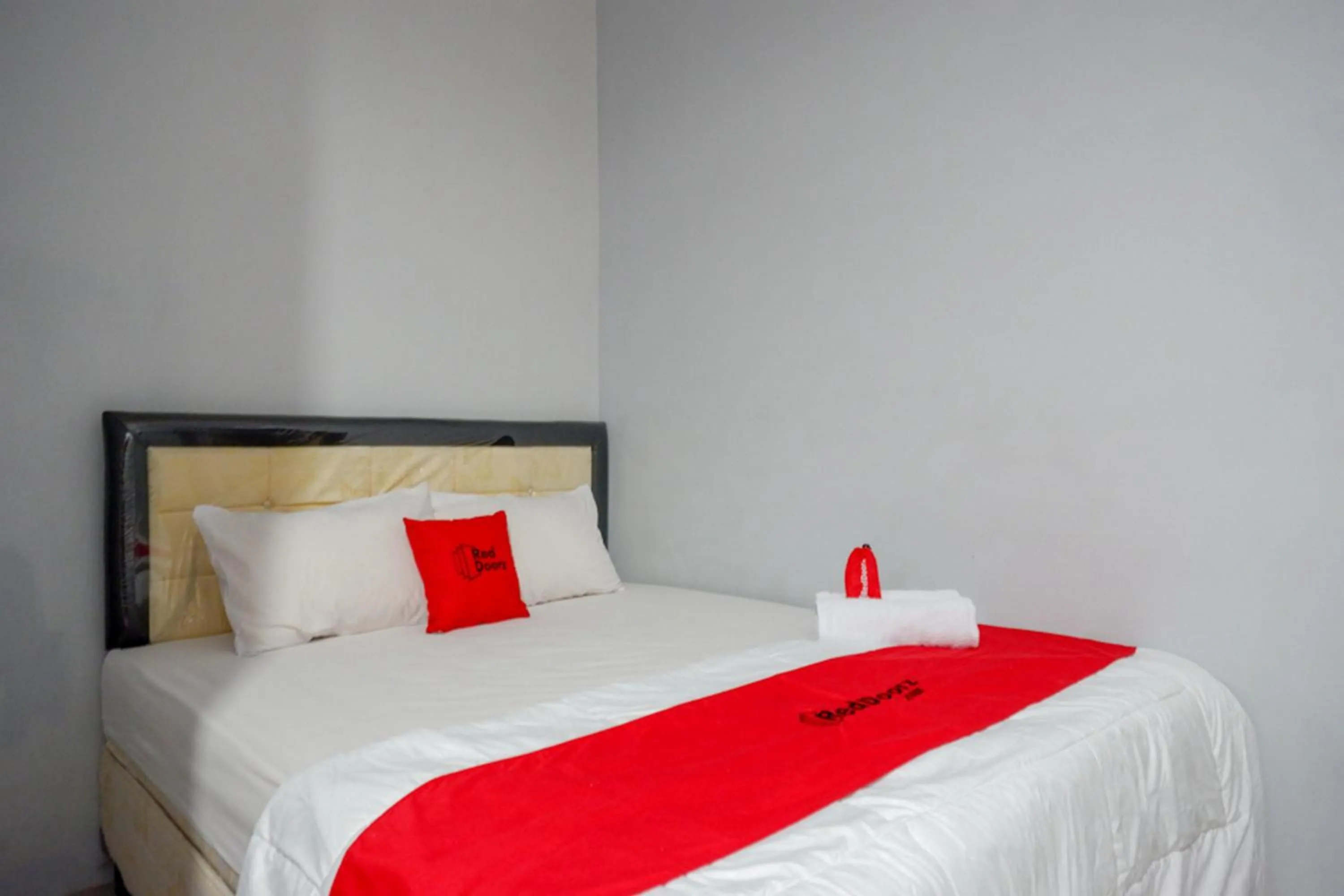 Bed in RedDoorz @ Hotel Grand Aulia Majene
