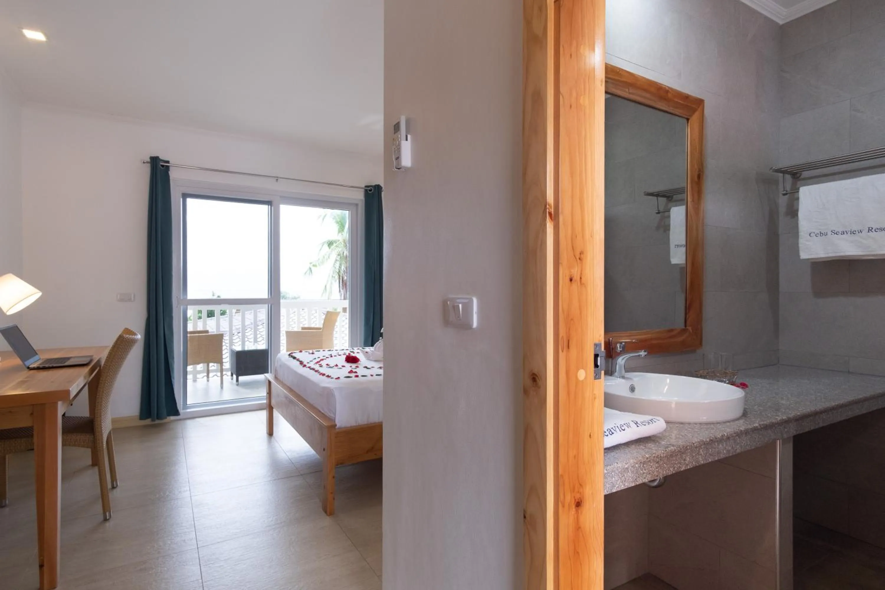 Bed in Cebu Seaview Dive Resort