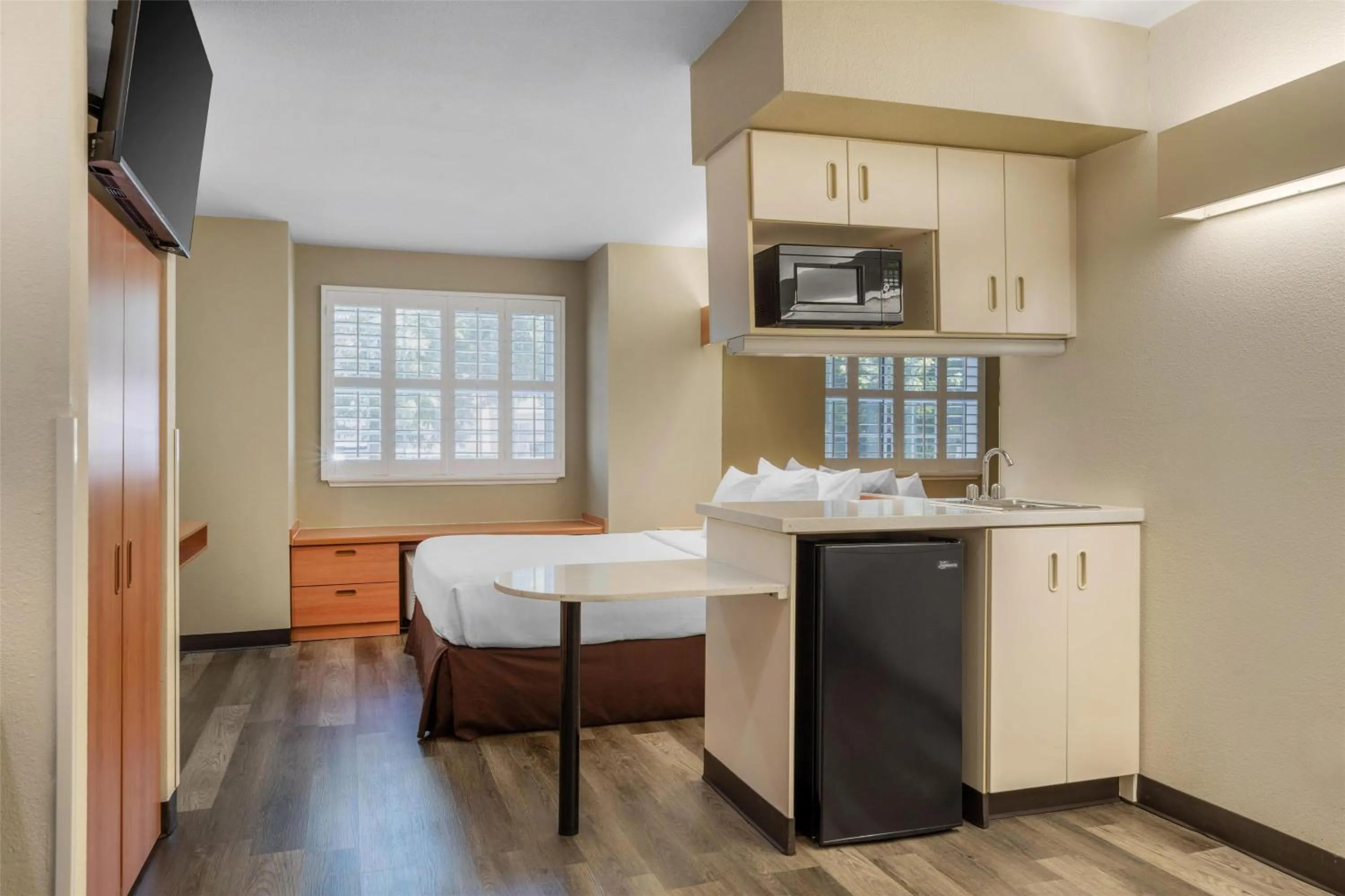 Bedroom, Bed in SureStay by Best Western Sacramento South Natomas