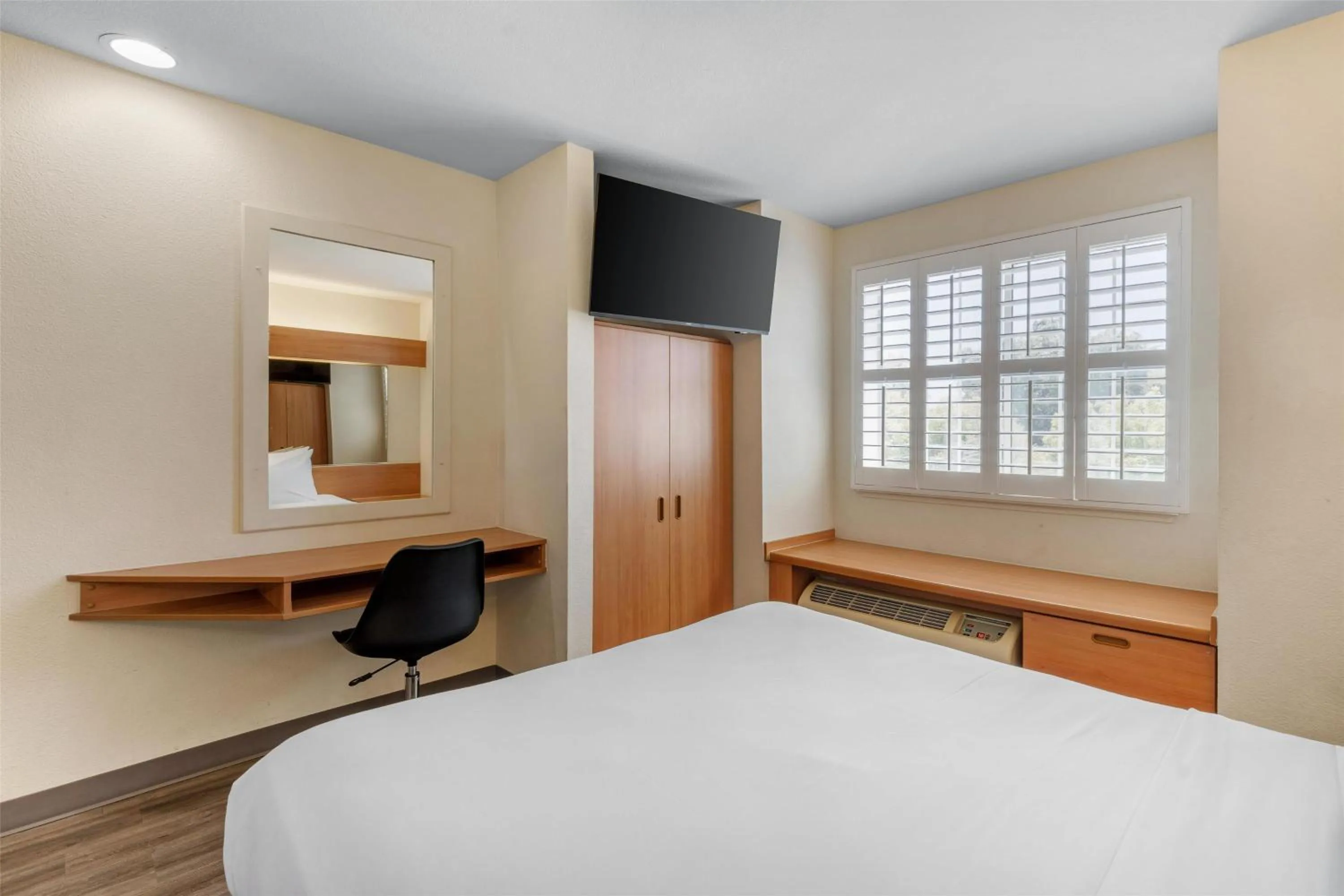 Bedroom, Bed in SureStay by Best Western Sacramento South Natomas