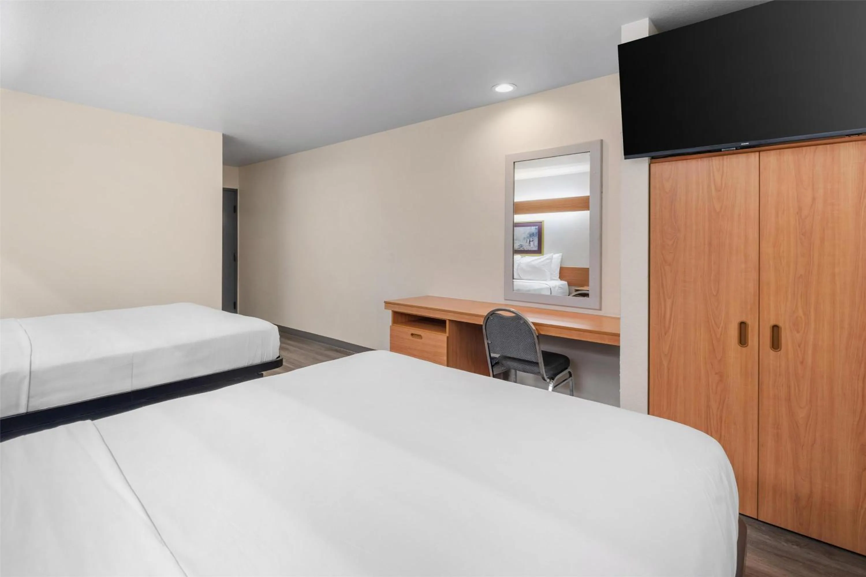 Bedroom, Bed in SureStay by Best Western Sacramento South Natomas
