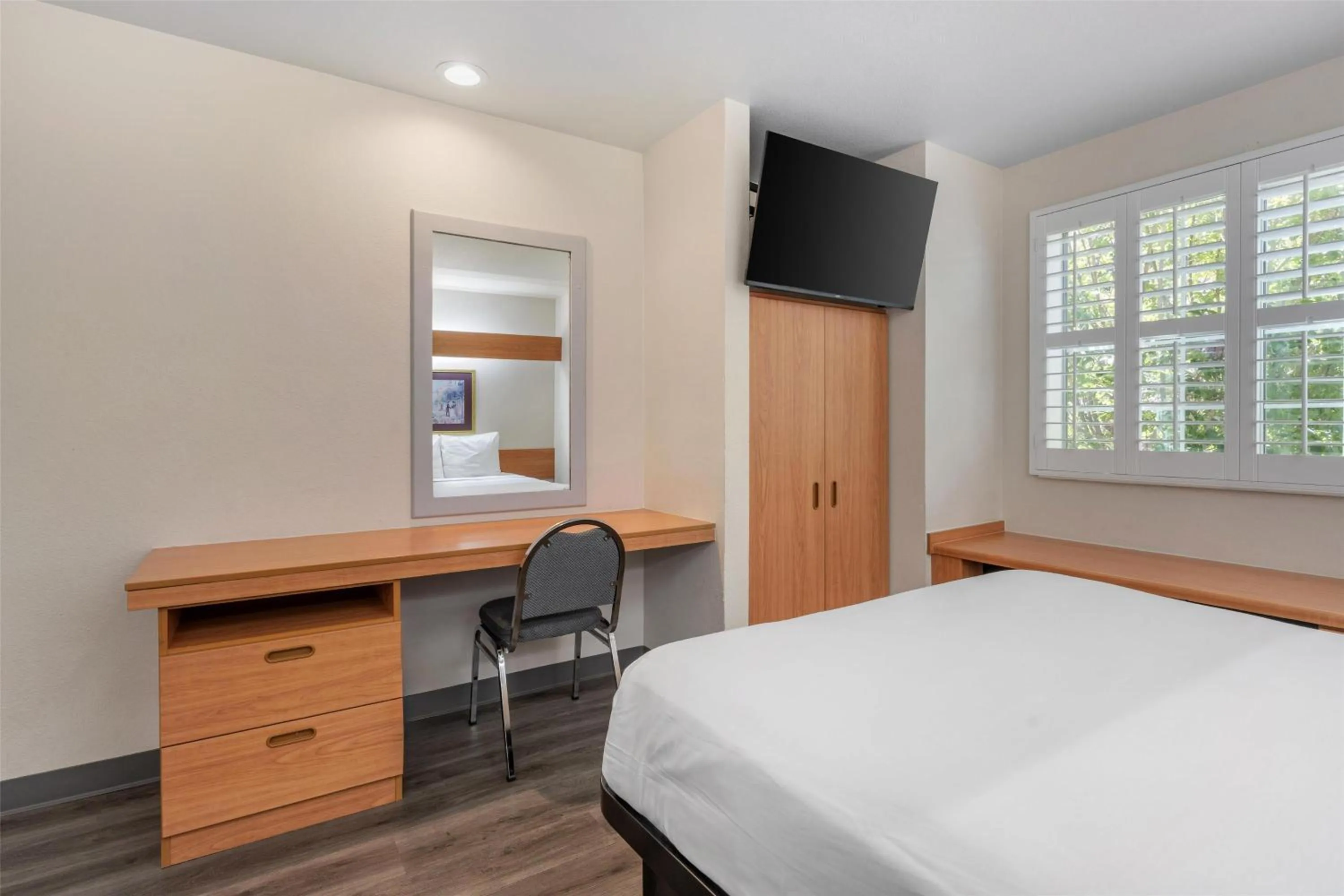 Bedroom, Bed in SureStay by Best Western Sacramento South Natomas