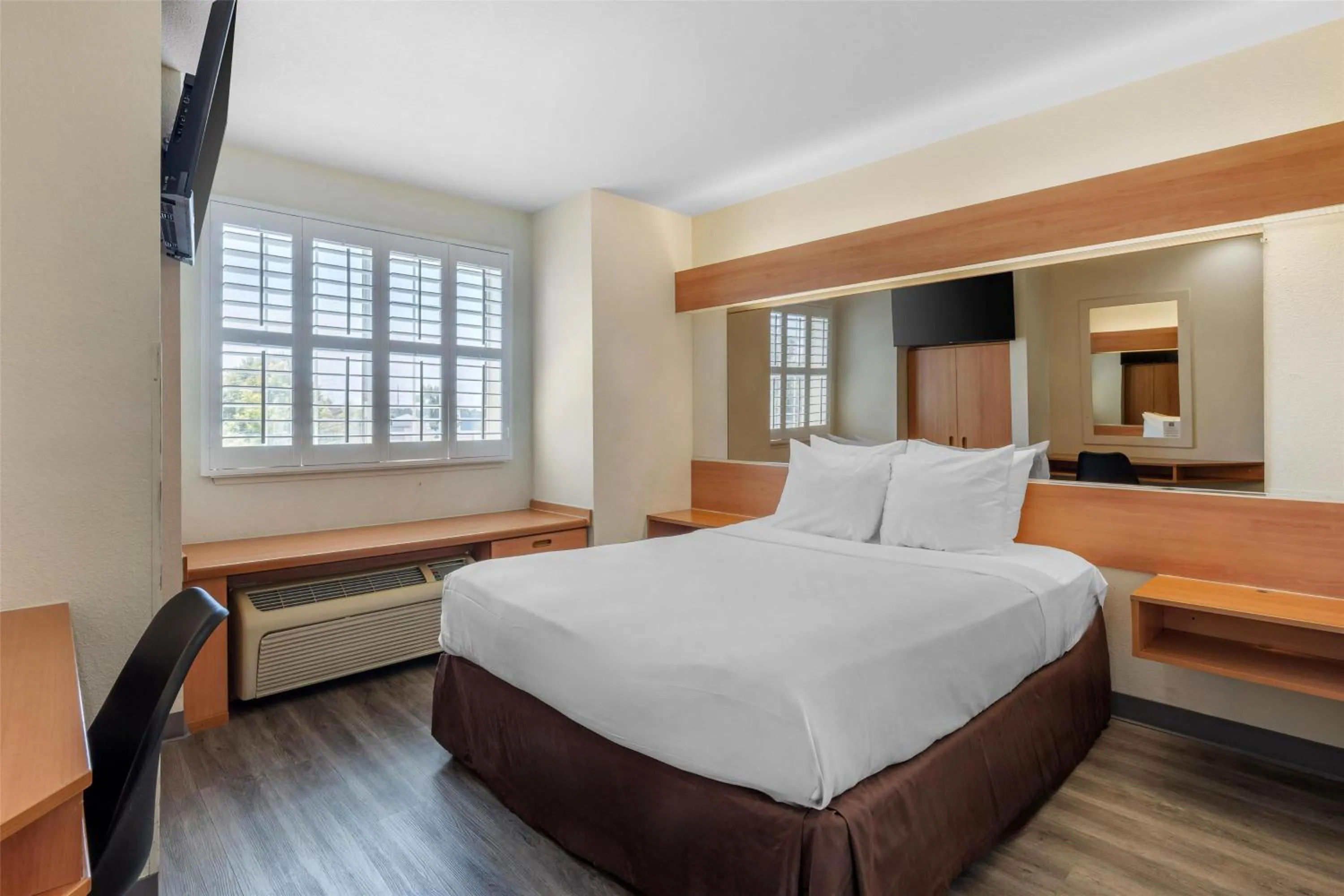 Bedroom, Bed in SureStay by Best Western Sacramento South Natomas