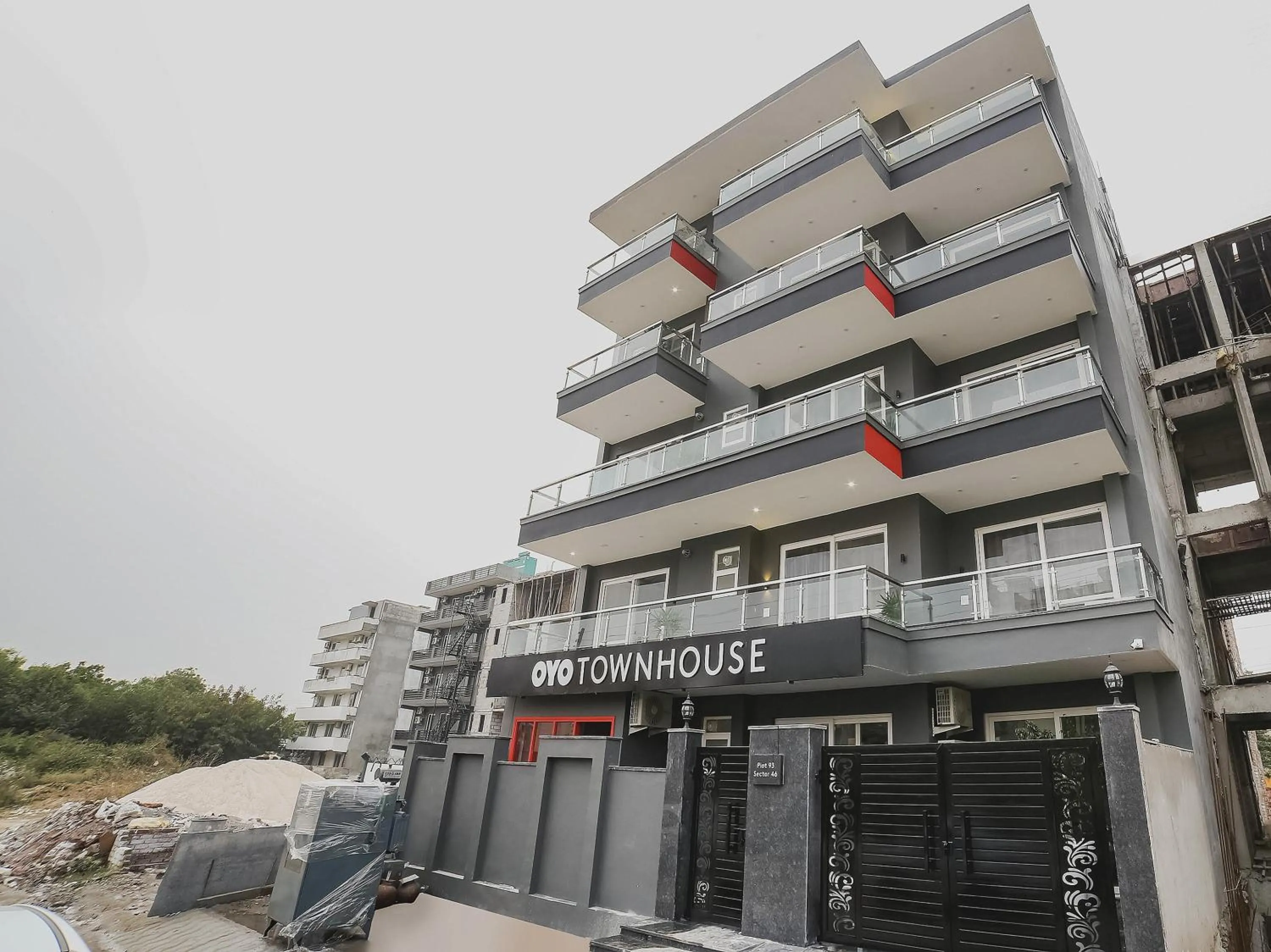 Facade/entrance in Townhouse Sector 46 Gurgaon Near Appu Ghar