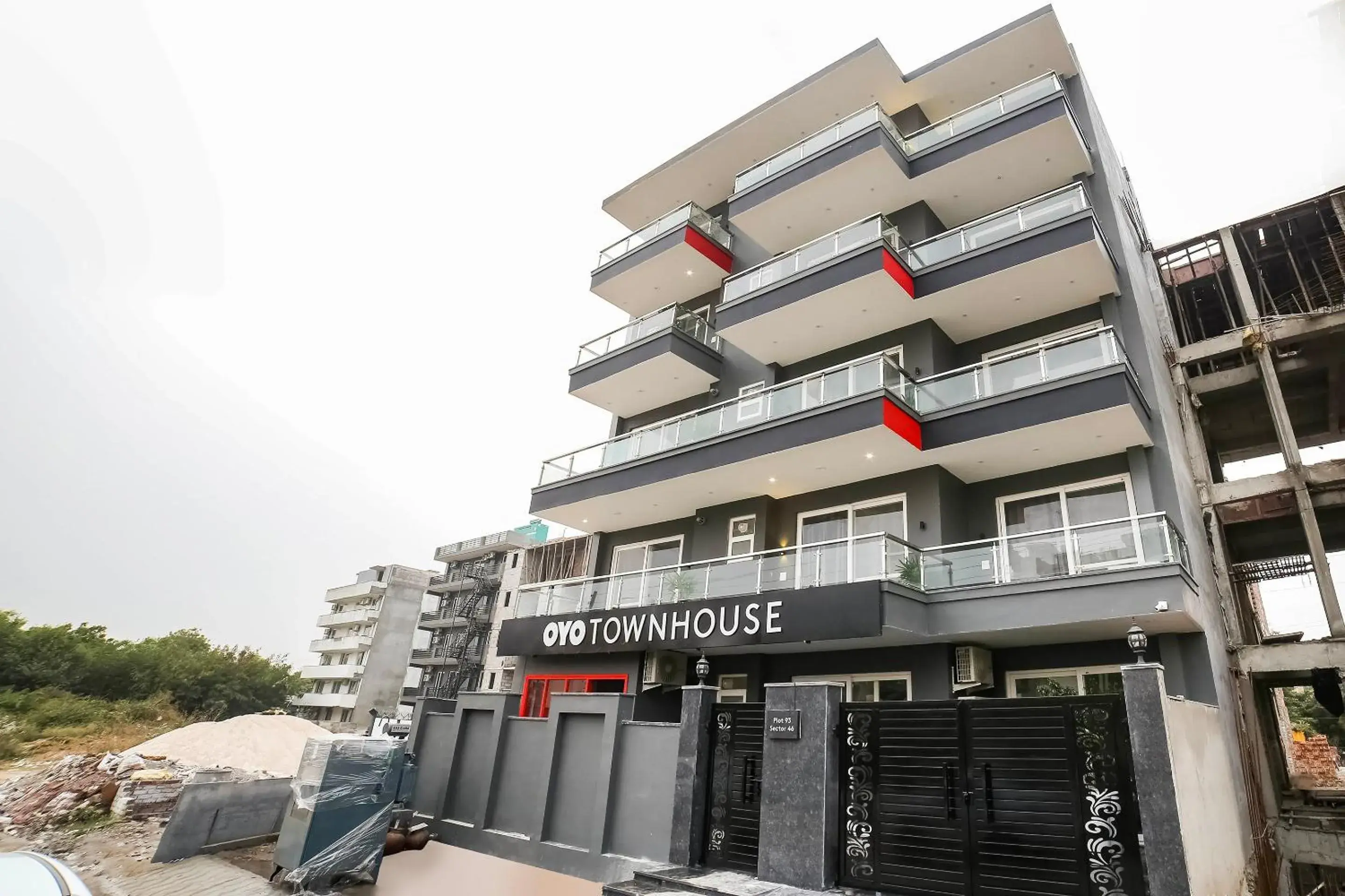 Facade/entrance in Townhouse Sector 46 Gurgaon Near Appu Ghar Facade/entrance in Townhouse Sector 46 Gurgaon Near Appu Ghar