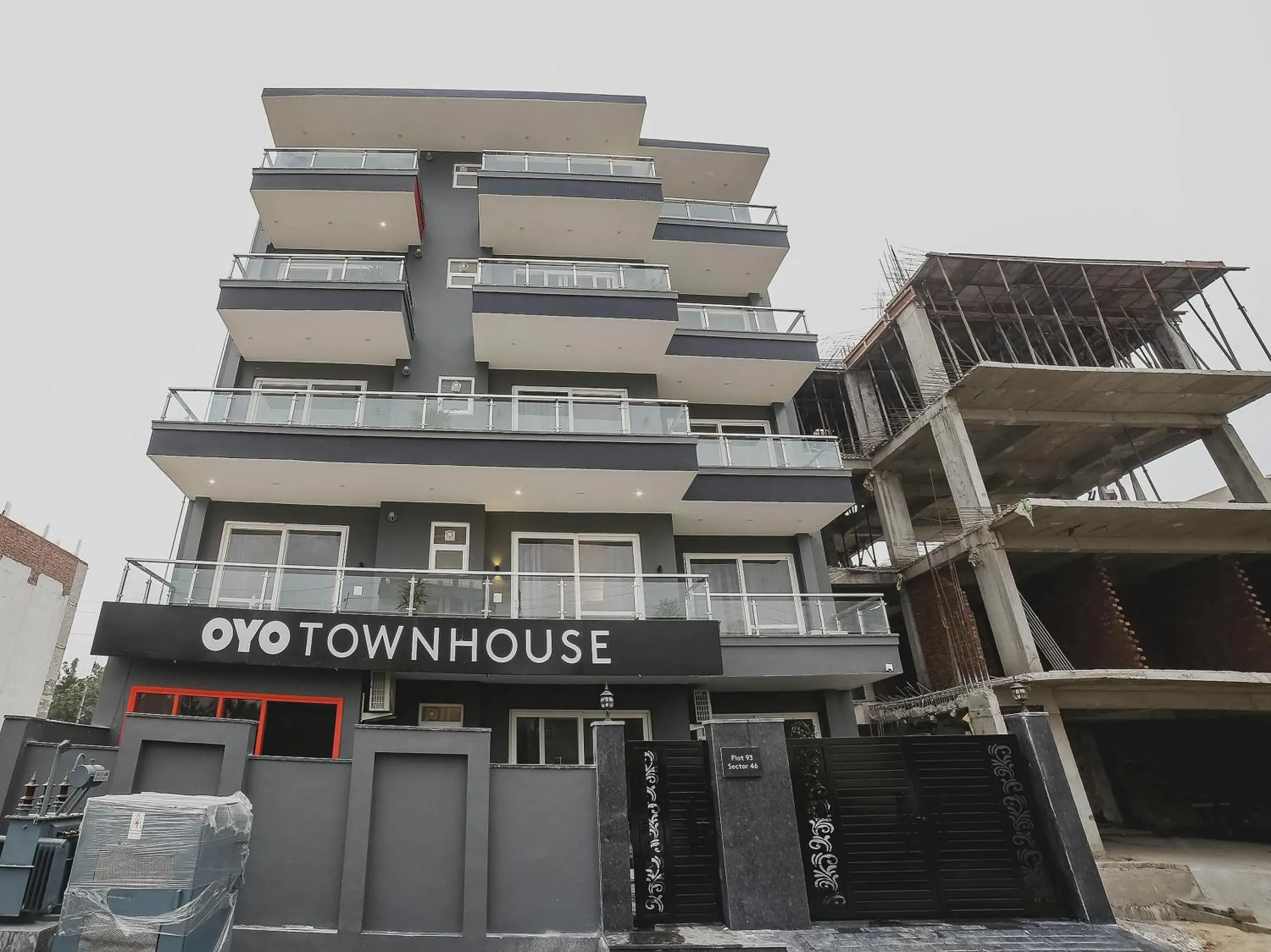 Facade/entrance in Townhouse Sector 46 Gurgaon Near Appu Ghar Facade/entrance in Townhouse Sector 46 Gurgaon Near Appu Ghar