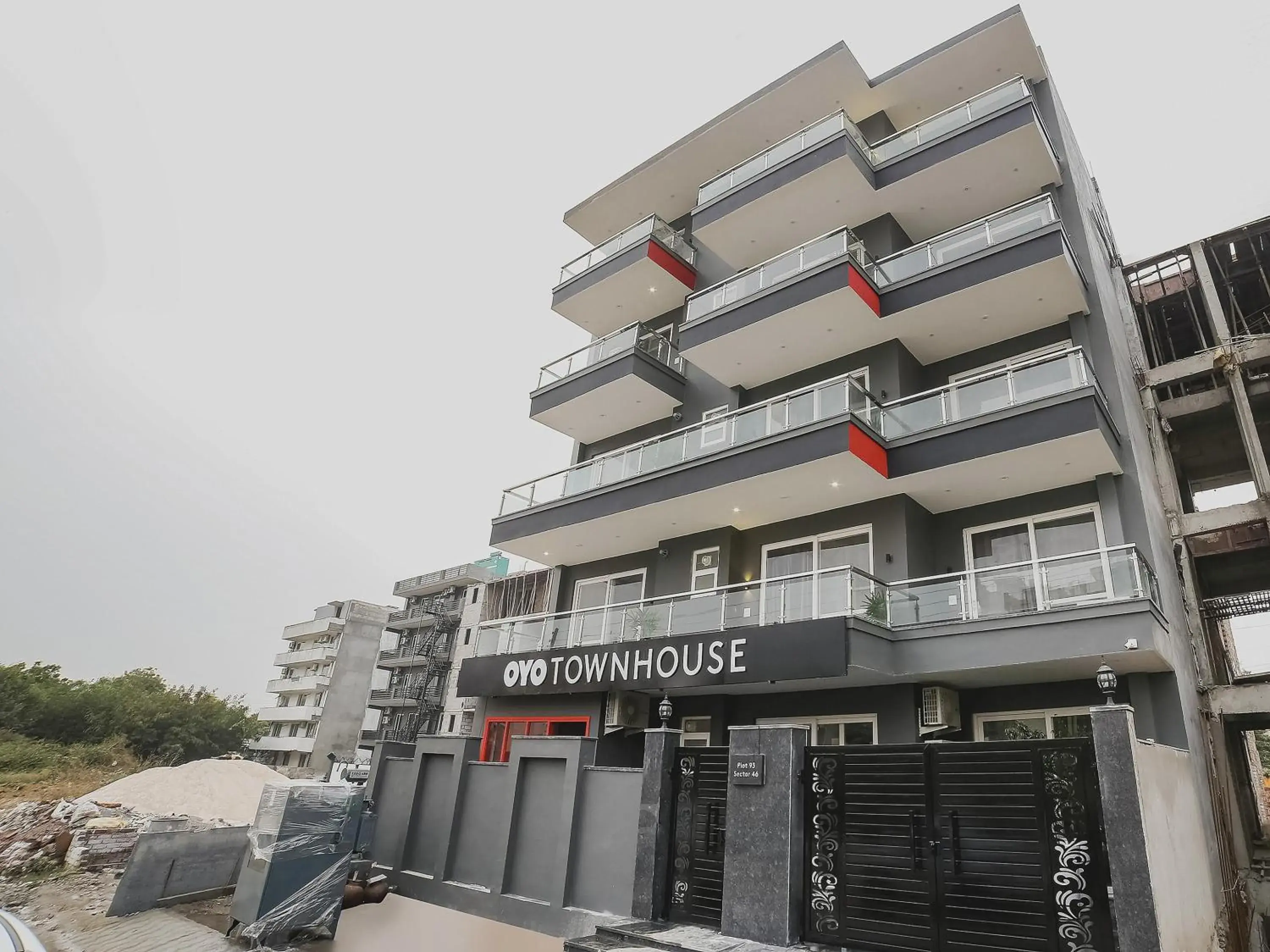 Facade/entrance in Townhouse Sector 46 Gurgaon Near Appu Ghar Facade/entrance in Townhouse Sector 46 Gurgaon Near Appu Ghar