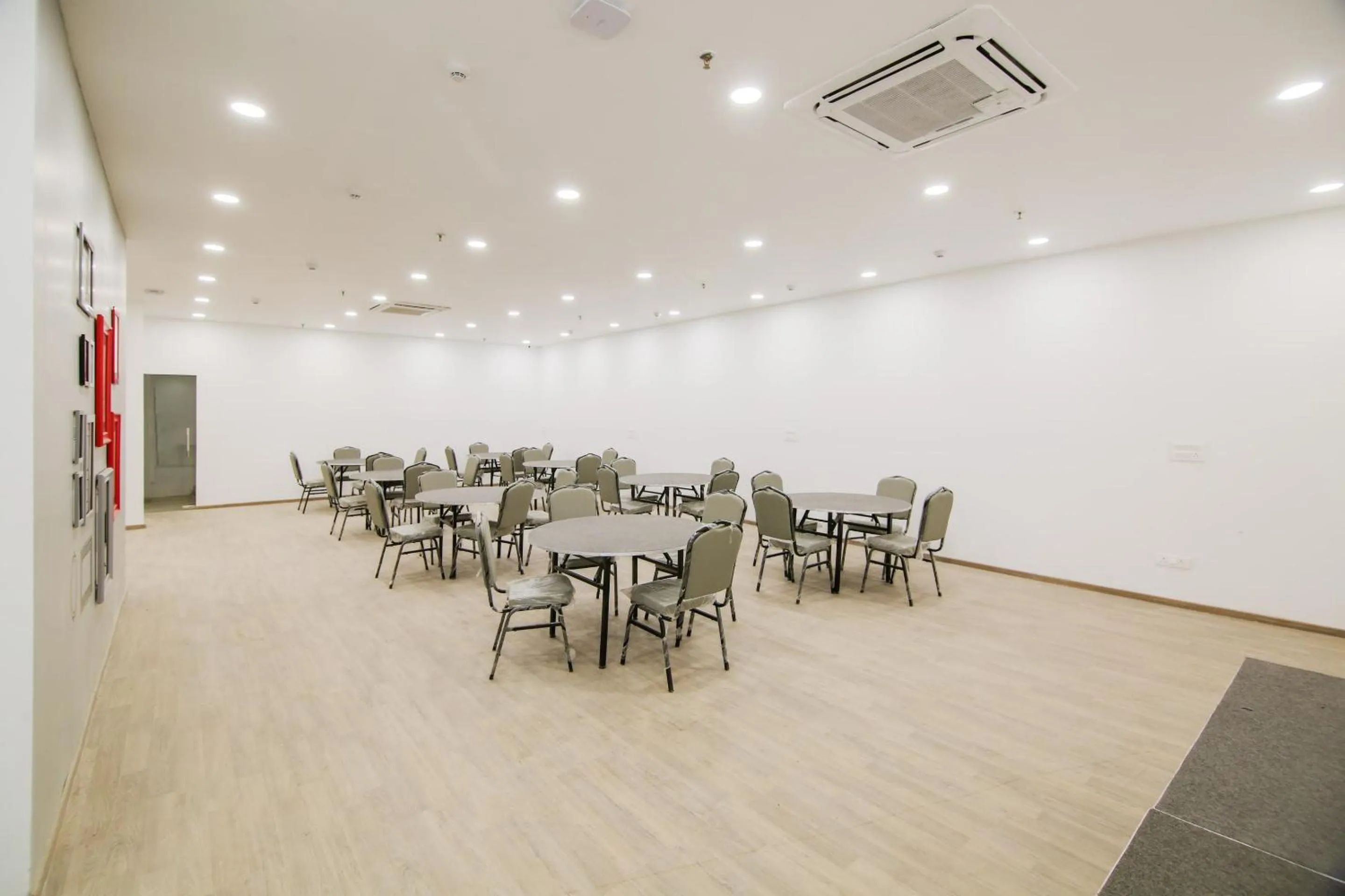 Restaurant/places to eat in Hotel O 7 star