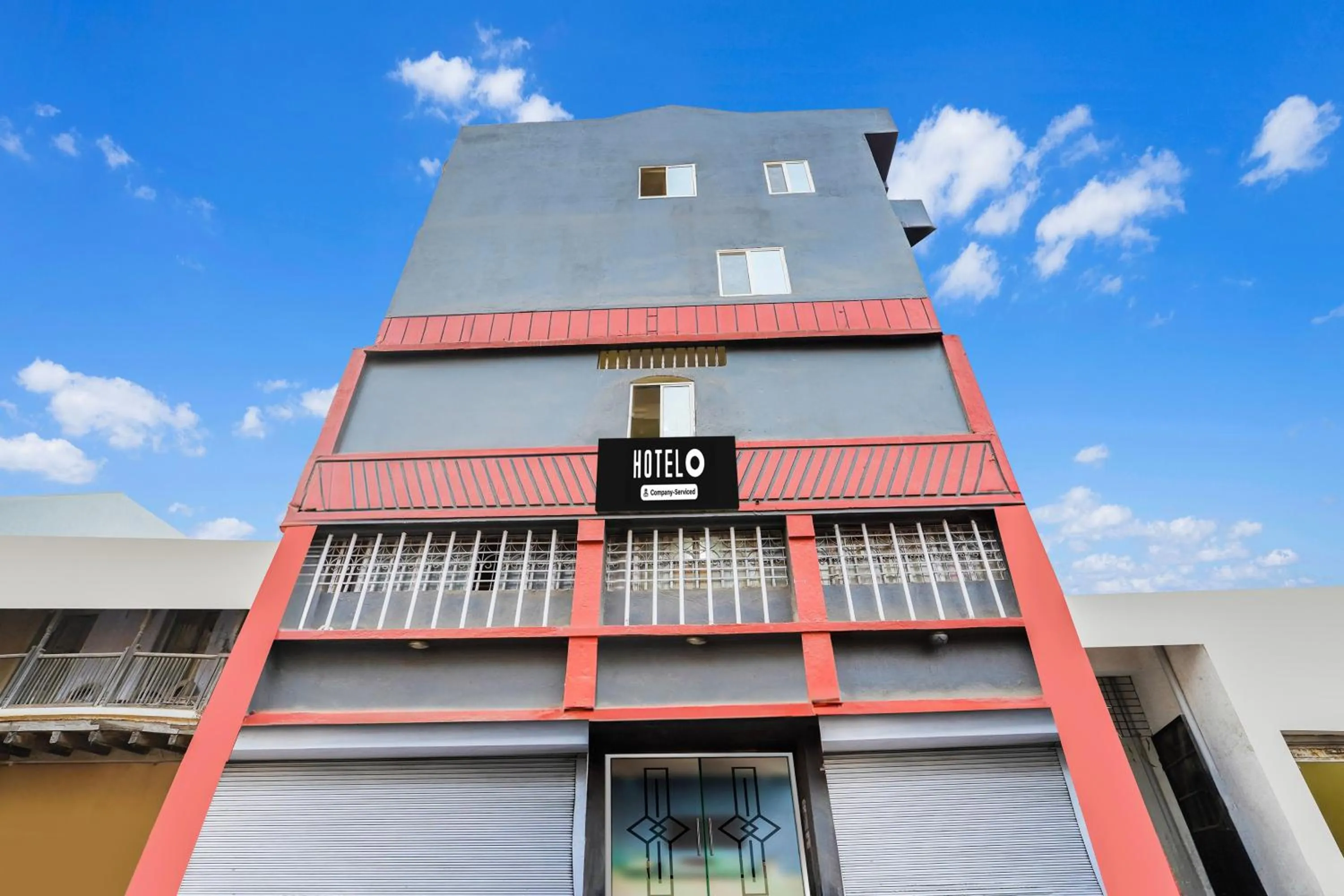 Facade/entrance in Super Hotel O Upper Bazar formerly RR Residency