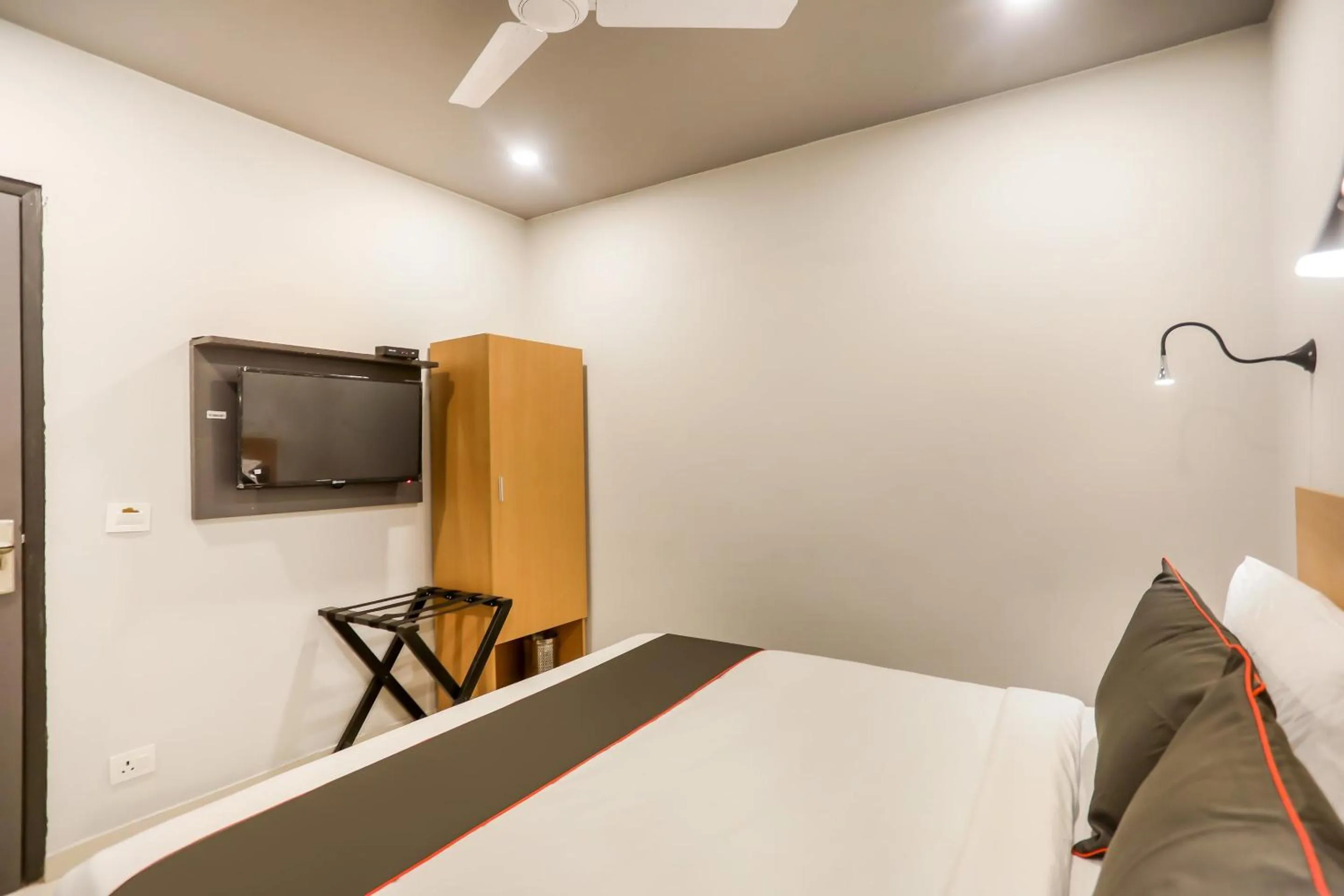 Bedroom, Bed in Collection O Le Noida Hotel Near Sector 76 Metro Station