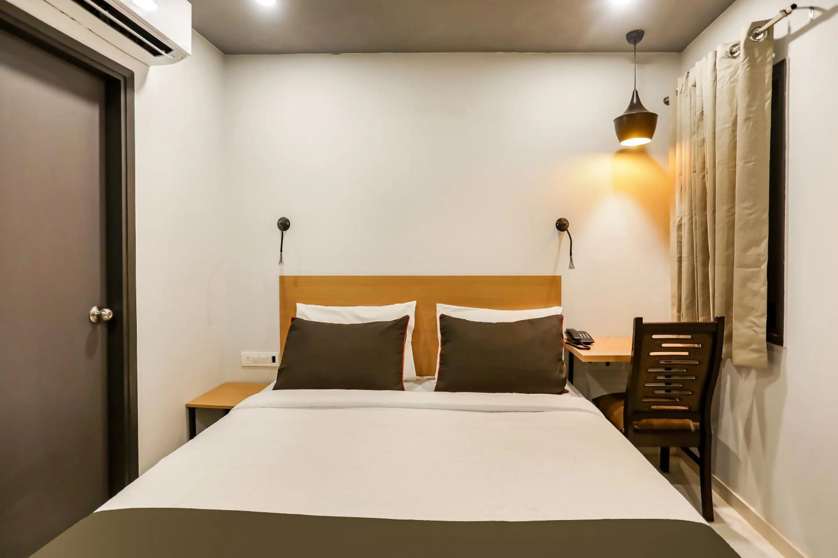 Bedroom, Bed in Collection O Le Noida Hotel Near Sector 76 Metro Station