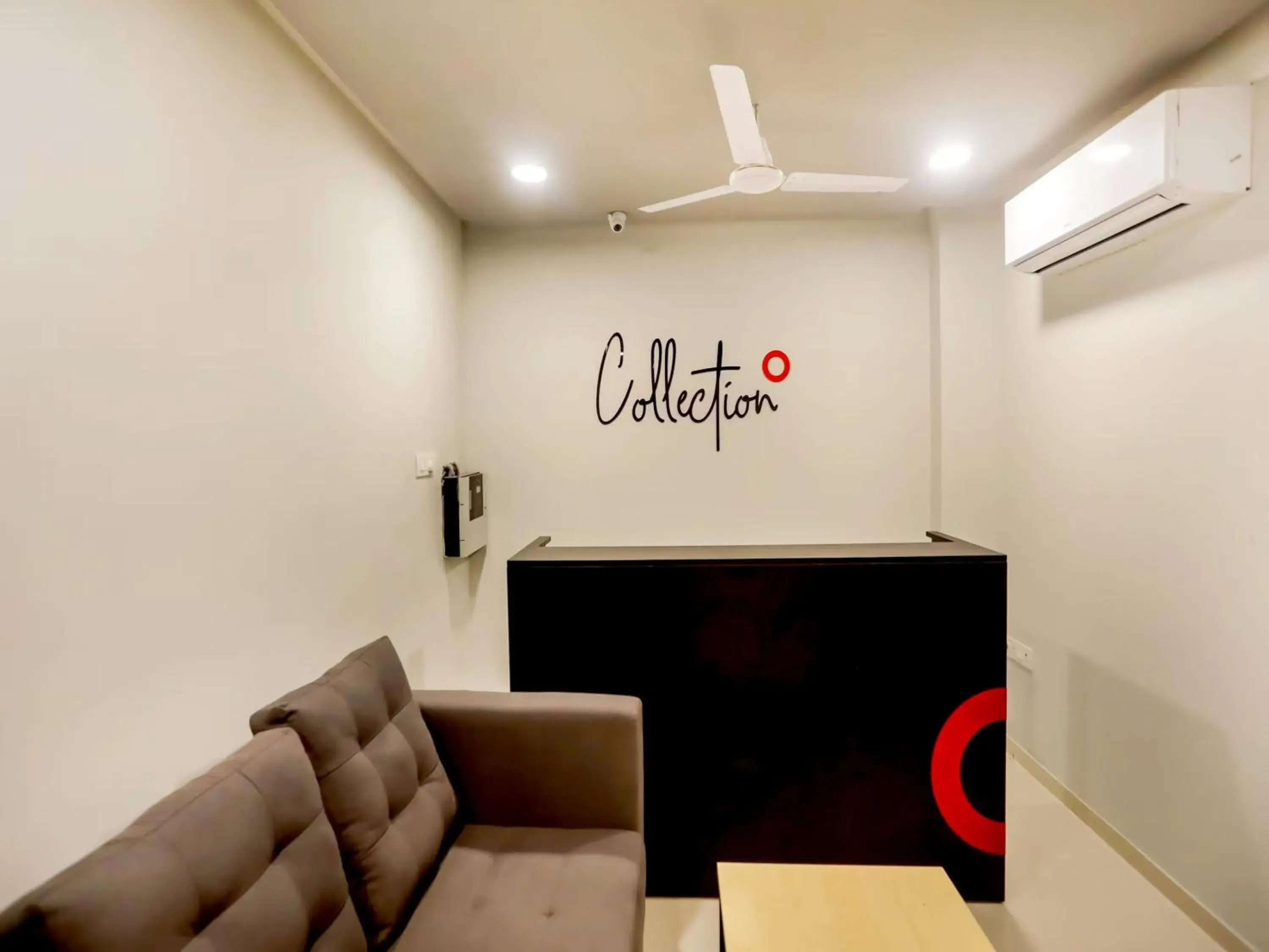 Lobby or reception in Super Collection O Le Noida Hotel Near Sector 76 Metro Station Lobby or reception in Super Collection O Le Noida Hotel Near Sector 76 Metro Station