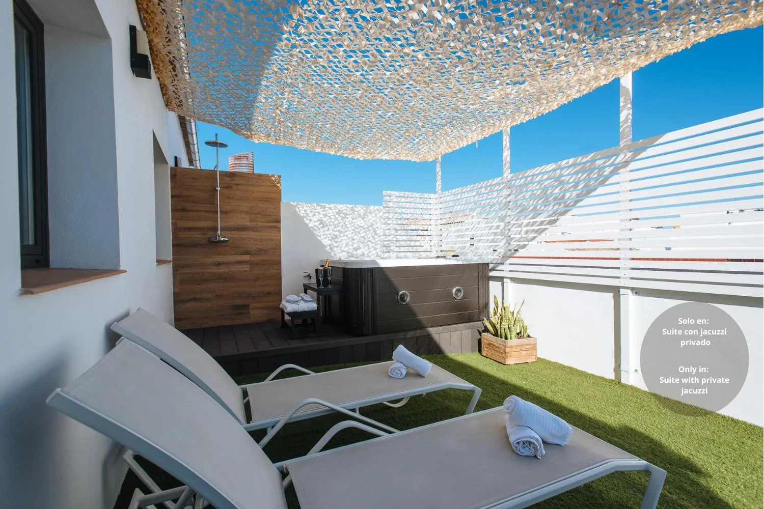 Hot Tub in Lola de Triana Apartments