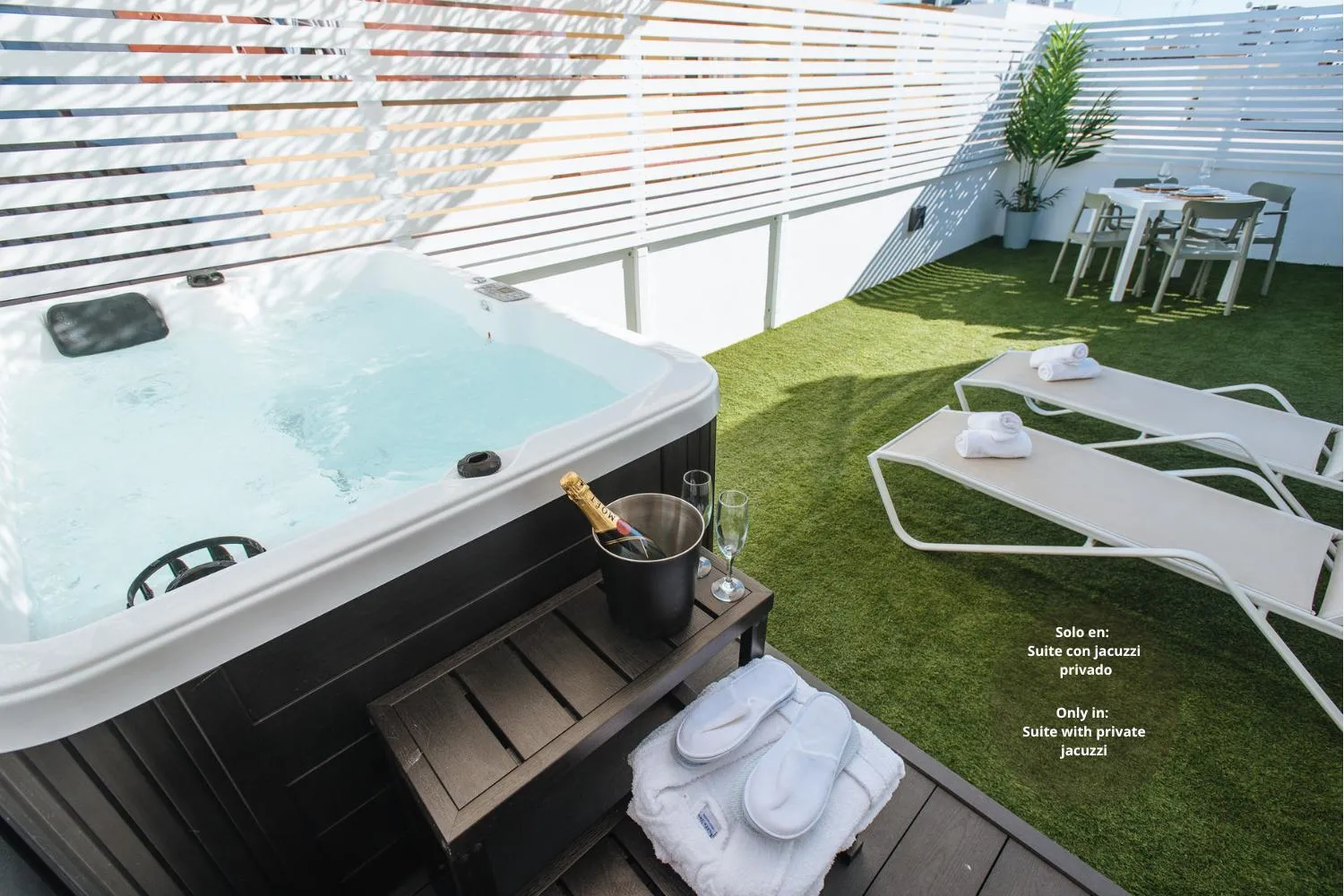 Hot Tub in Lola de Triana Apartments
