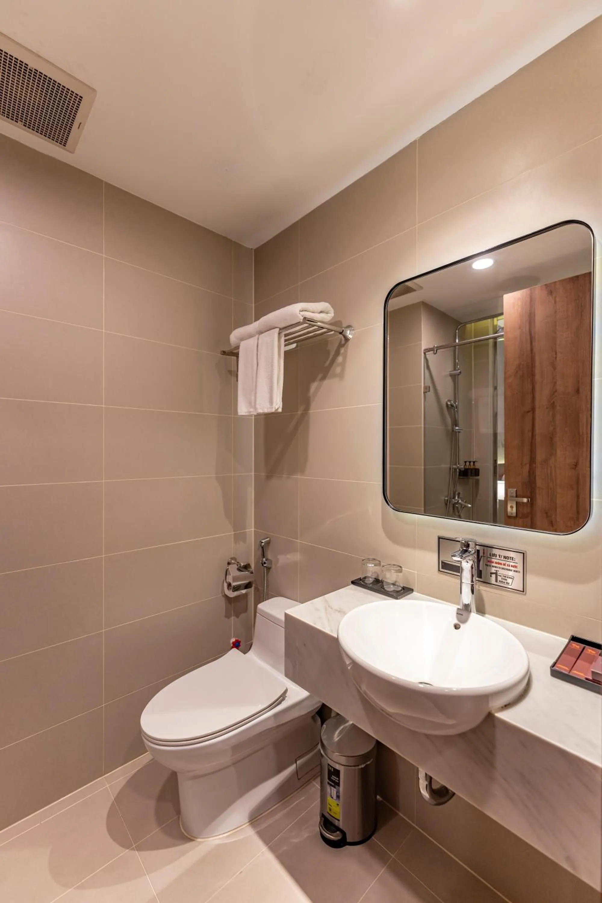 Shower in Thanh Long Hotel - Bach Dang