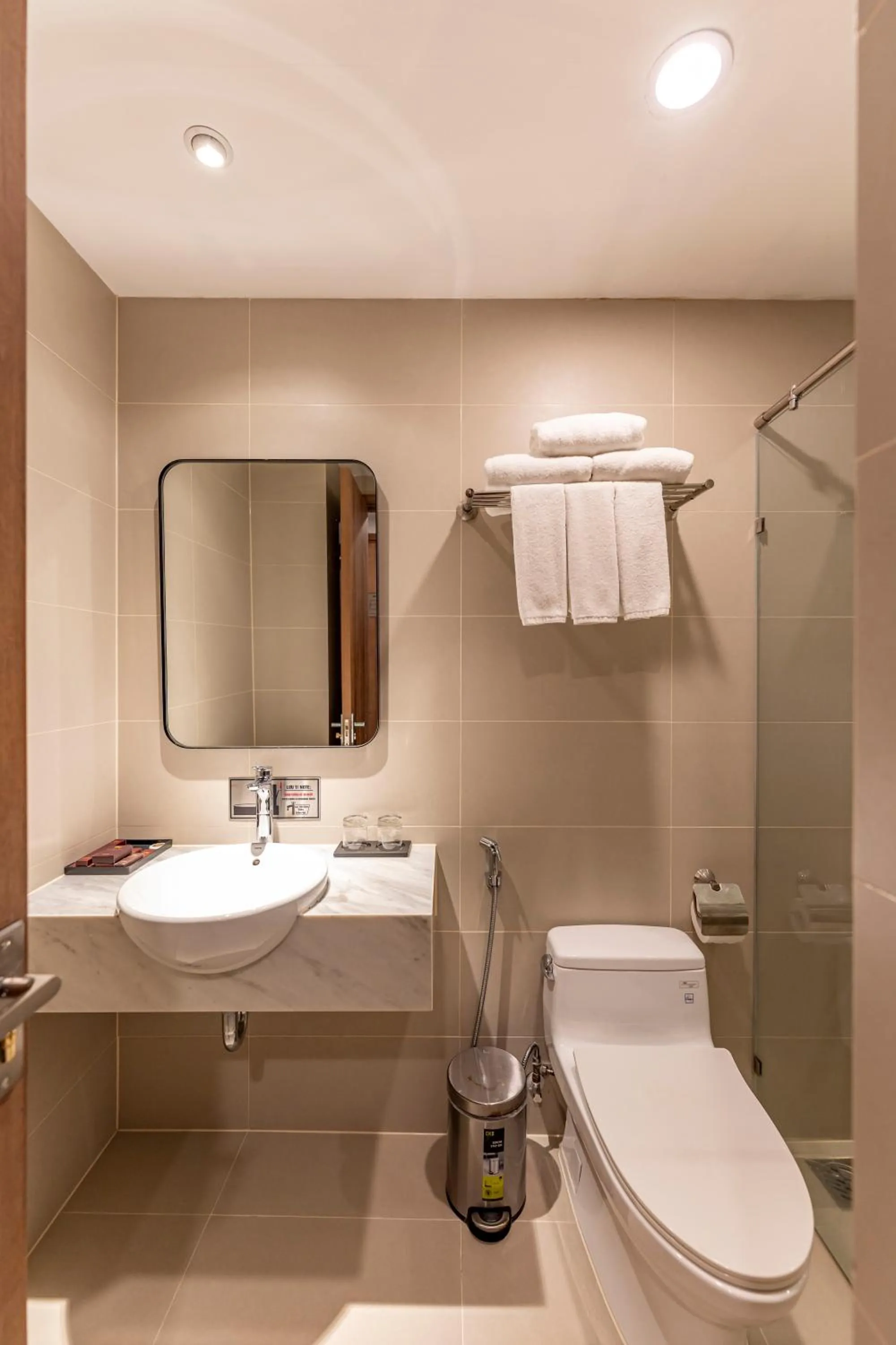 Shower in Thanh Long Hotel - Bach Dang