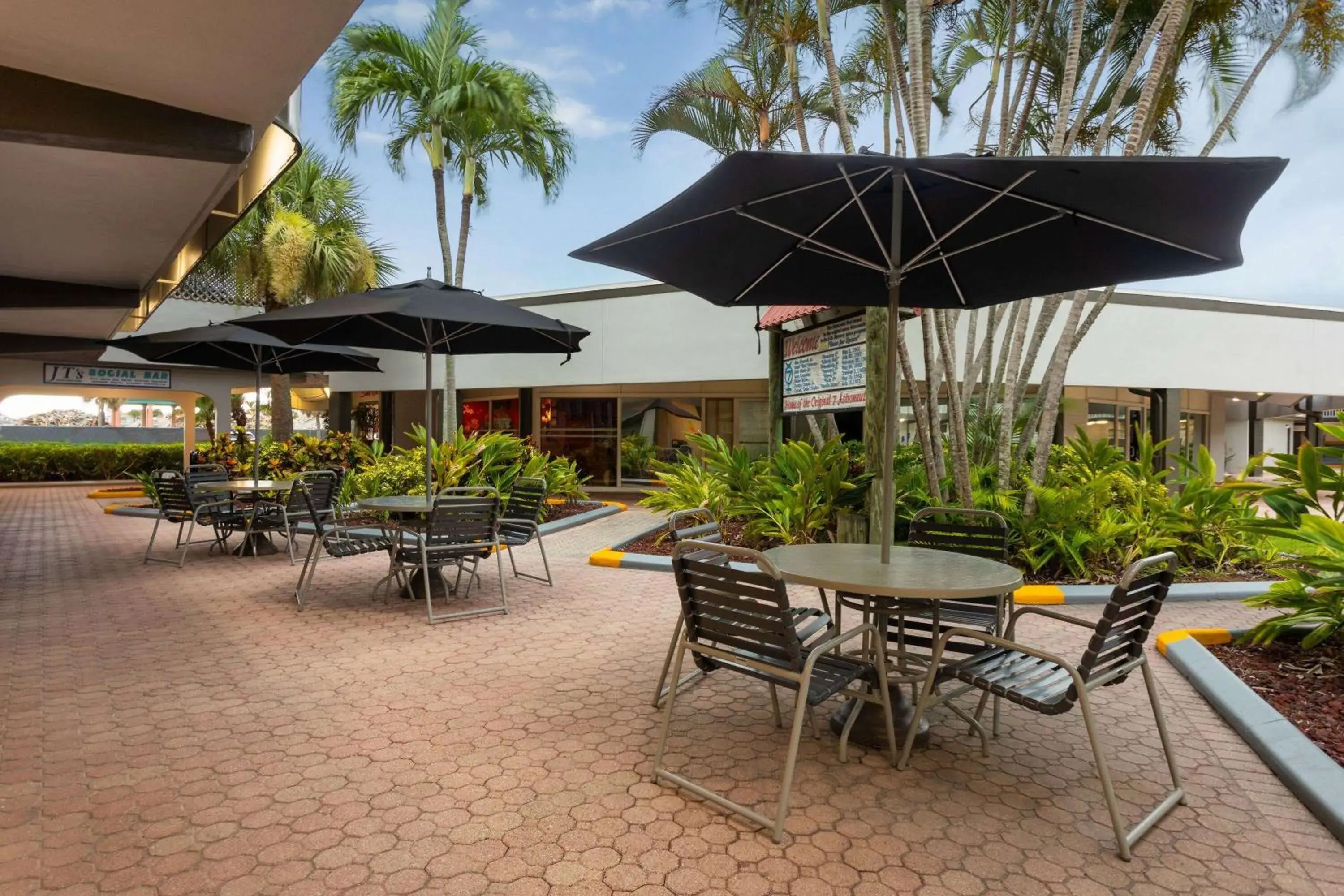 Lounge or bar in La Quinta Inn by Wyndham Cocoa Beach-Port Canaveral Lounge or bar in La Quinta Inn by Wyndham Cocoa Beach-Port Canaveral