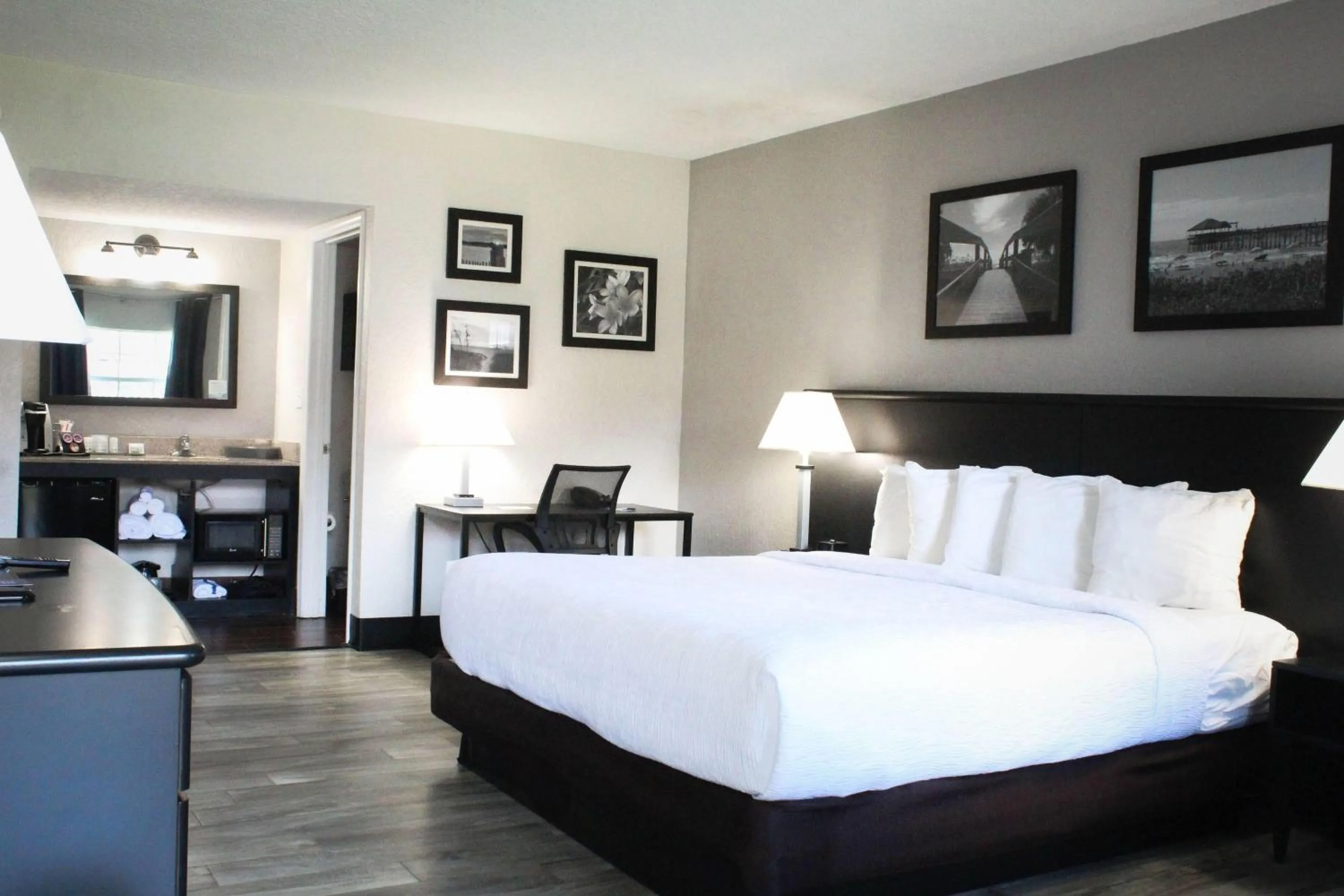 Photo of the whole room, Bed in La Quinta Inn by Wyndham Cocoa Beach-Port Canaveral