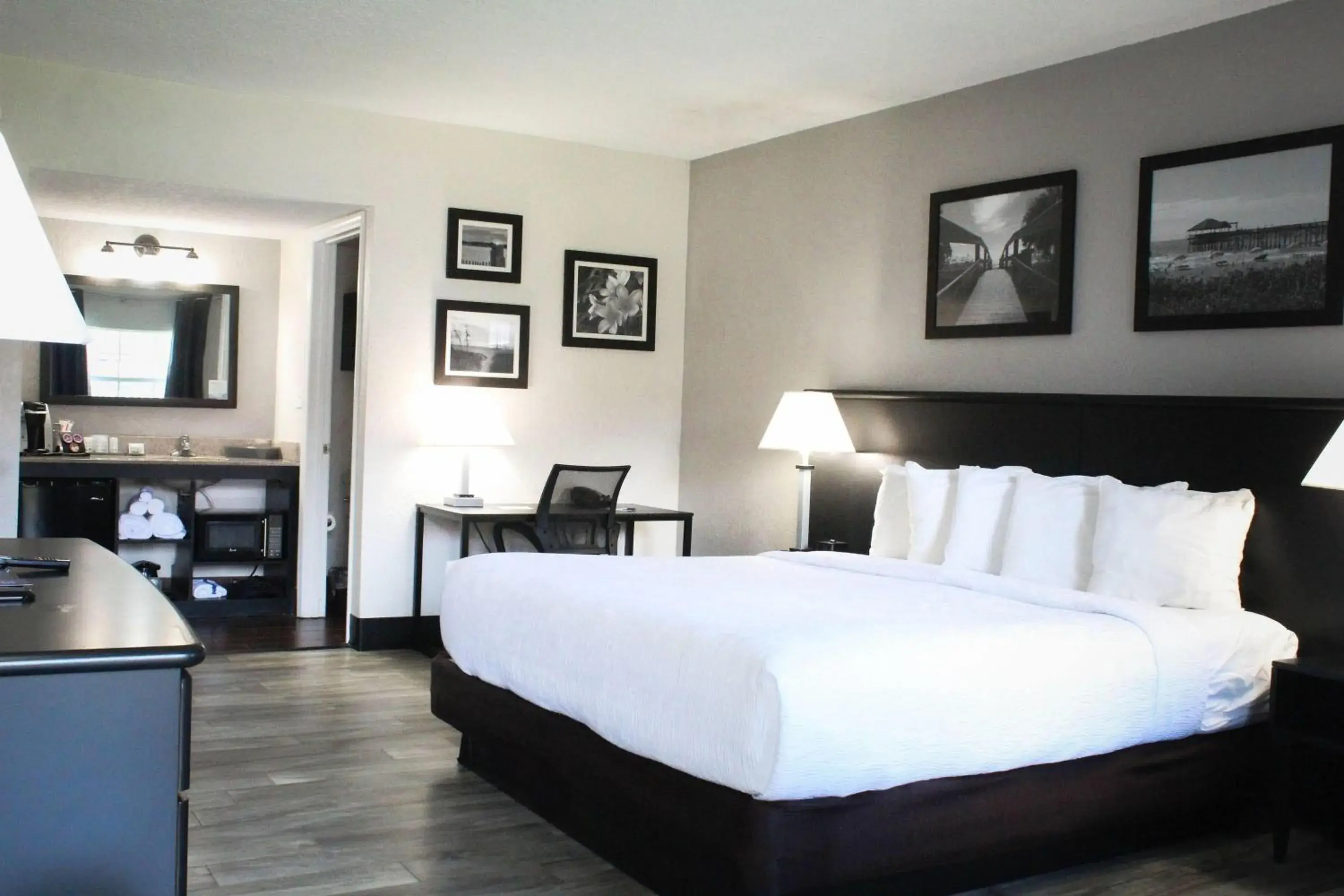 Photo of the whole room, Bed in La Quinta Inn by Wyndham Cocoa Beach-Port Canaveral Photo of the whole room, Bed in La Quinta Inn by Wyndham Cocoa Beach-Port Canaveral